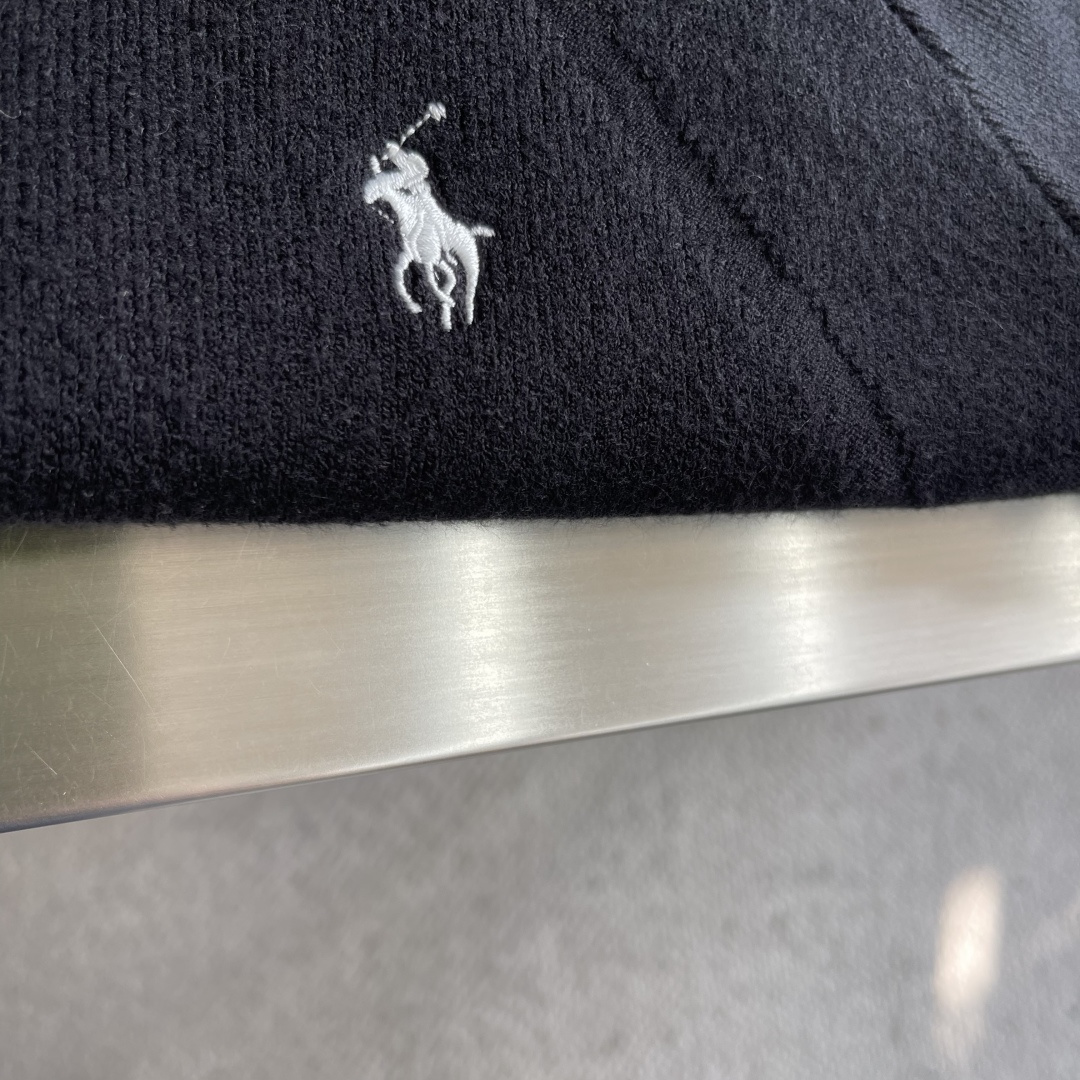 -拉夫劳伦 2025秋冬爆款 都市风十足 加厚款开衫毛衣。 采用进口羊毛混纺面料 柔软细腻 男人的衣柜都