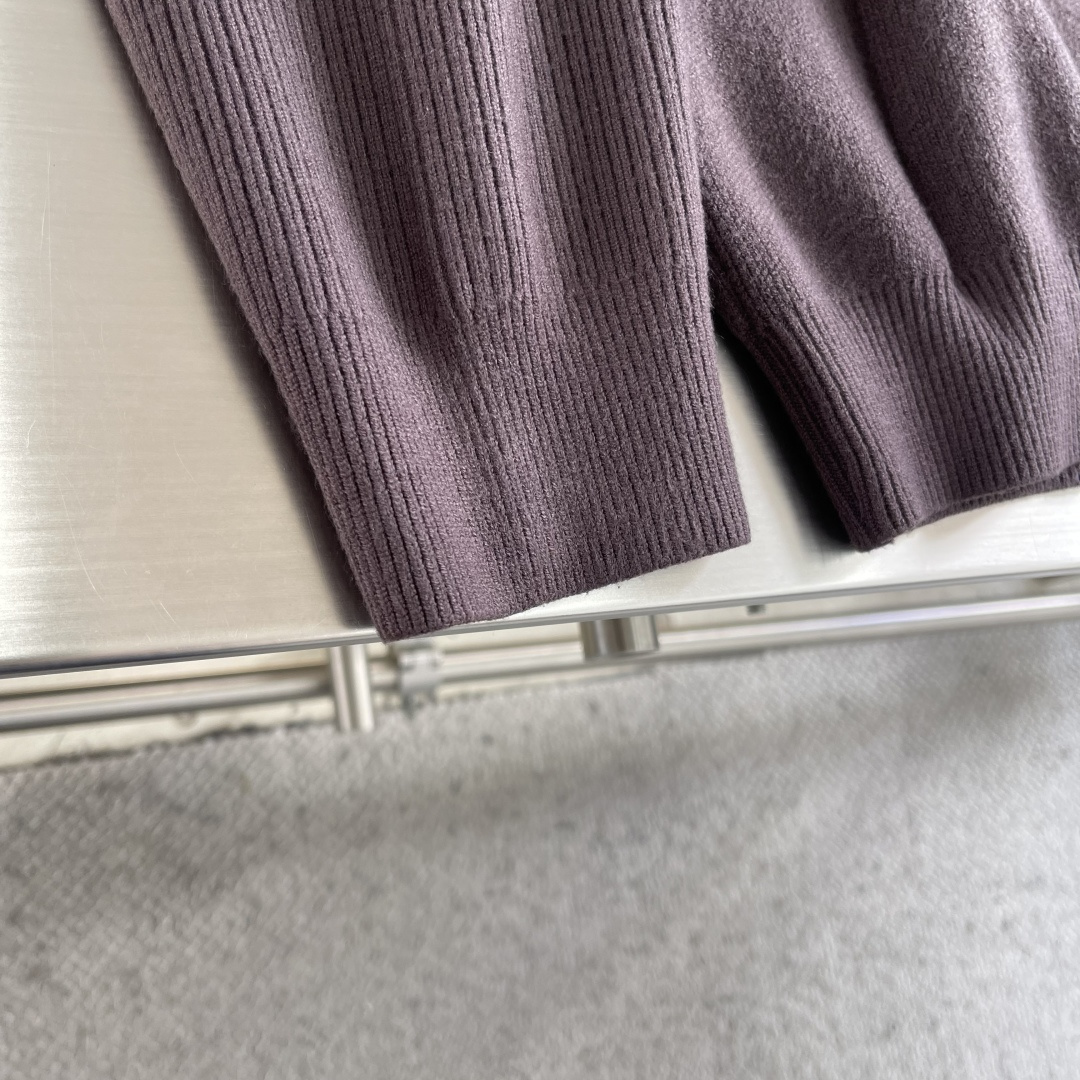 -拉夫劳伦 2025秋冬爆款 都市风十足 加厚款开衫毛衣。 采用进口羊毛混纺面料 柔软细腻 男人的衣柜都