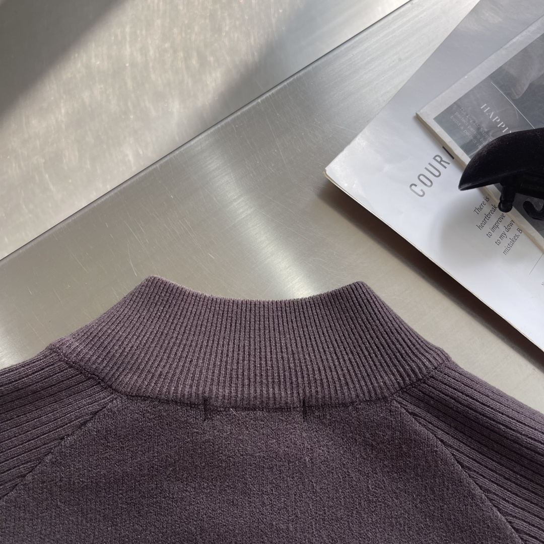 -拉夫劳伦 2025秋冬爆款 都市风十足 加厚款开衫毛衣。 采用进口羊毛混纺面料 柔软细腻 男人的衣柜都