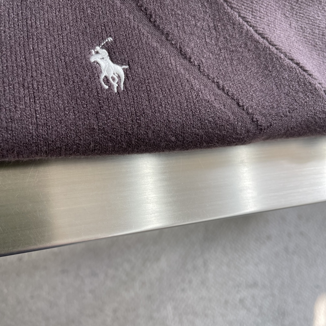 -拉夫劳伦 2025秋冬爆款 都市风十足 加厚款开衫毛衣。 采用进口羊毛混纺面料 柔软细腻 男人的衣柜都