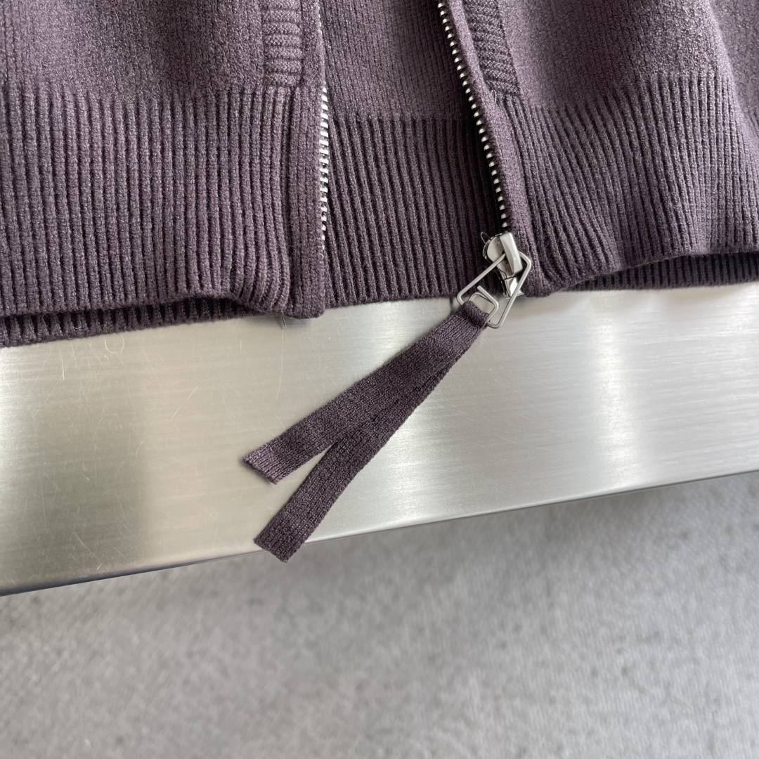 -拉夫劳伦 2025秋冬爆款 都市风十足 加厚款开衫毛衣。 采用进口羊毛混纺面料 柔软细腻 男人的衣柜都