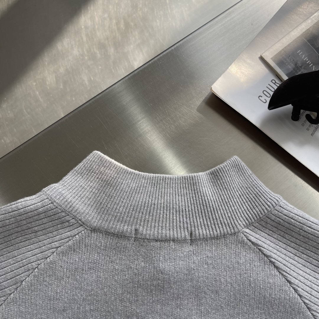 -拉夫劳伦 2025秋冬爆款 都市风十足 加厚款开衫毛衣。 采用进口羊毛混纺面料 柔软细腻 男人的衣柜都