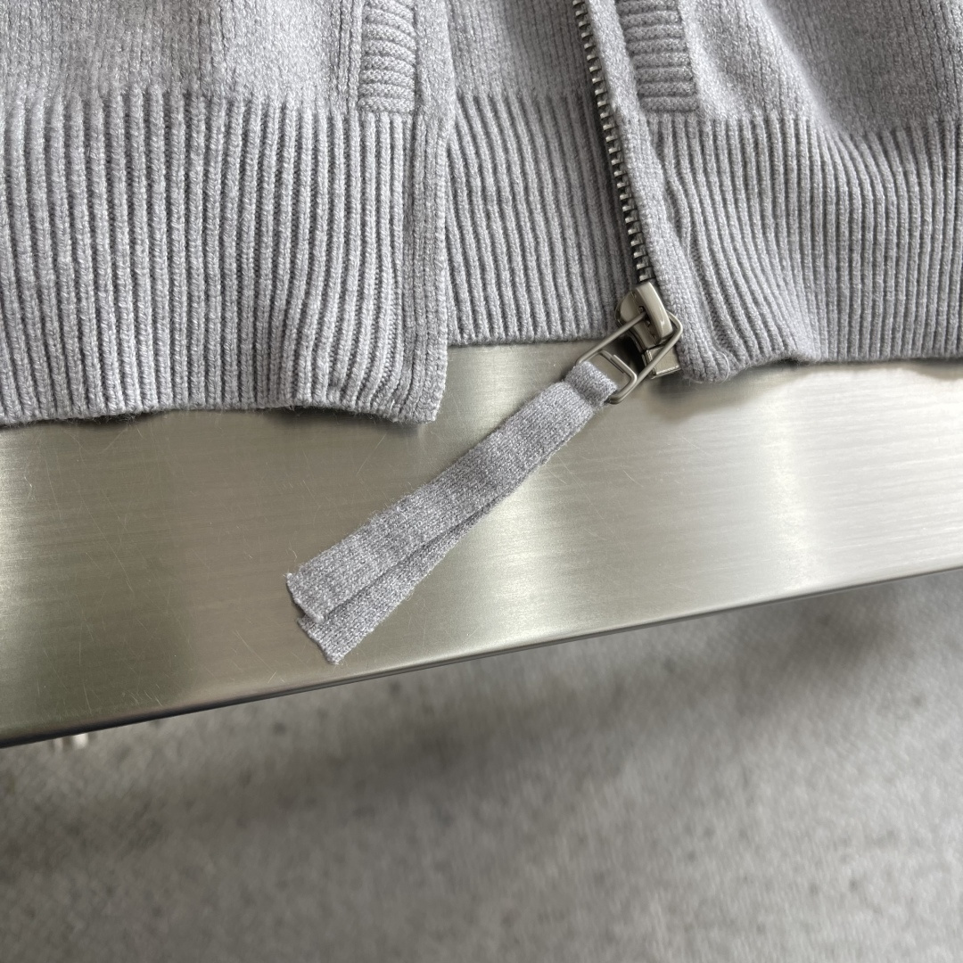 -拉夫劳伦 2025秋冬爆款 都市风十足 加厚款开衫毛衣。 采用进口羊毛混纺面料 柔软细腻 男人的衣柜都