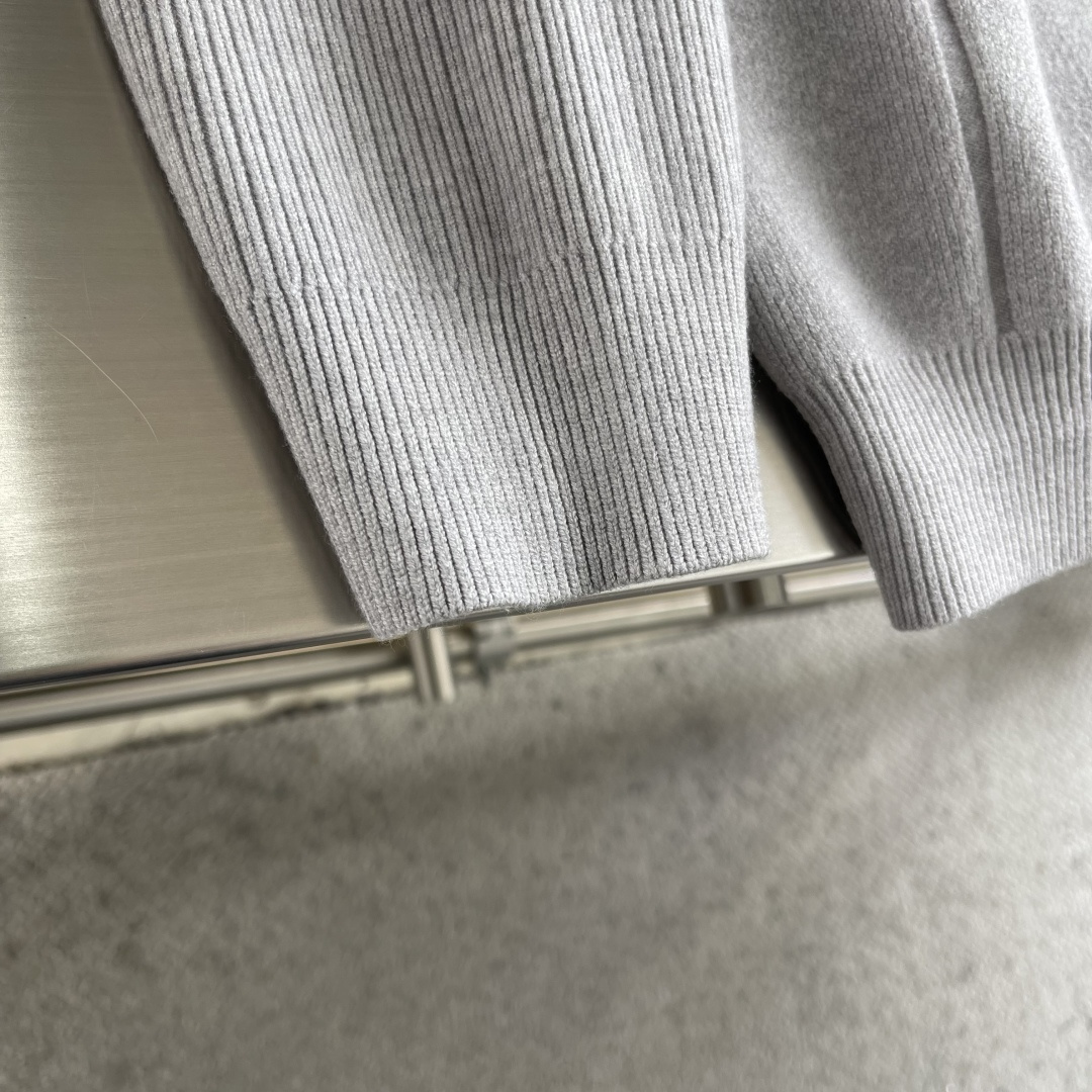 -拉夫劳伦 2025秋冬爆款 都市风十足 加厚款开衫毛衣。 采用进口羊毛混纺面料 柔软细腻 男人的衣柜都