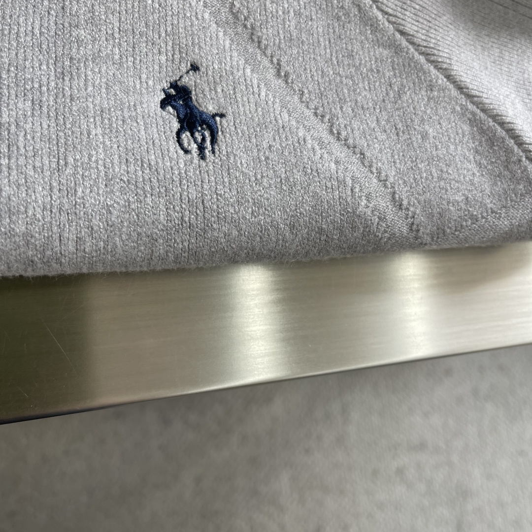 -拉夫劳伦 2025秋冬爆款 都市风十足 加厚款开衫毛衣。 采用进口羊毛混纺面料 柔软细腻 男人的衣柜都