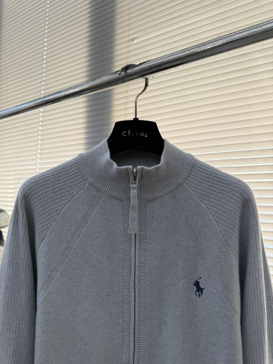 -拉夫劳伦 2025秋冬爆款 都市风十足 加厚款开衫毛衣。 采用进口羊毛混纺面料 柔软细腻 男人的衣柜都