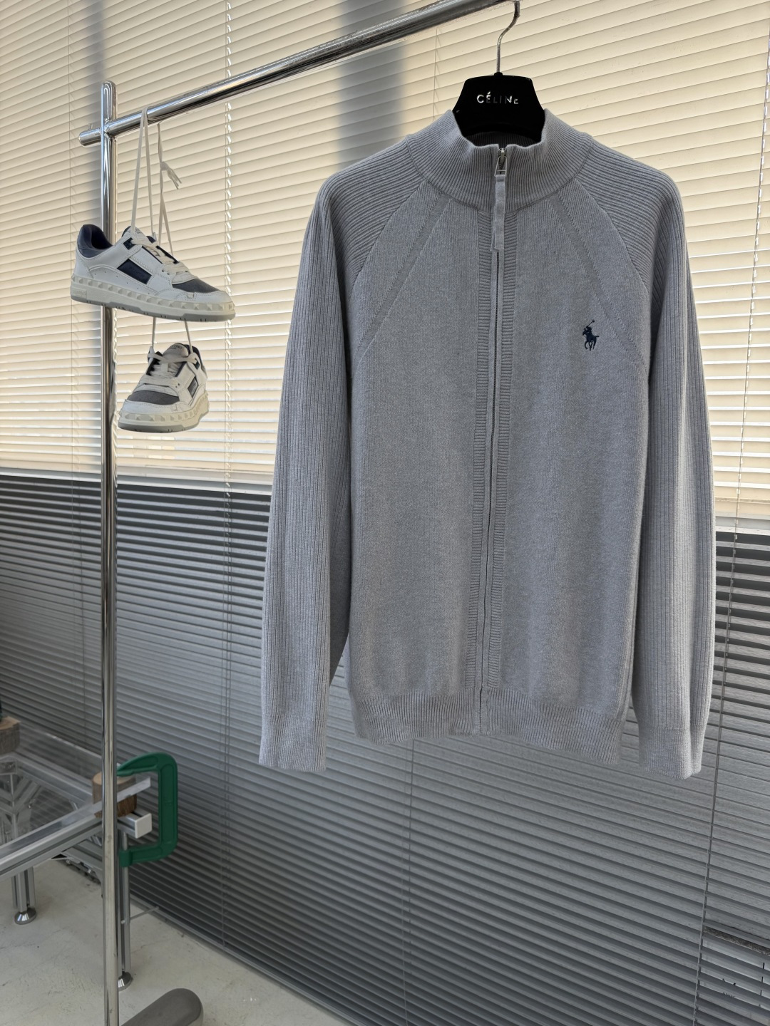 -拉夫劳伦 2025秋冬爆款 都市风十足 加厚款开衫毛衣。 采用进口羊毛混纺面料 柔软细腻 男人的衣柜都