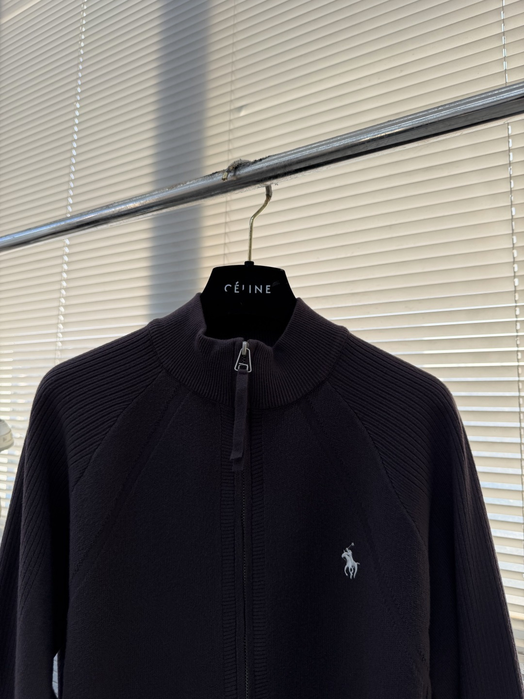 -拉夫劳伦 2025秋冬爆款 都市风十足 加厚款开衫毛衣。 采用进口羊毛混纺面料 柔软细腻 男人的衣柜都