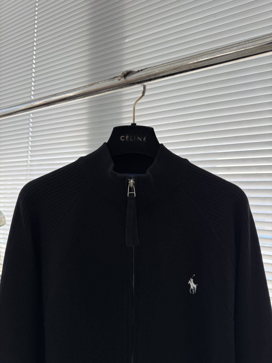 -拉夫劳伦 2025秋冬爆款 都市风十足 加厚款开衫毛衣。 采用进口羊毛混纺面料 柔软细腻 男人的衣柜都