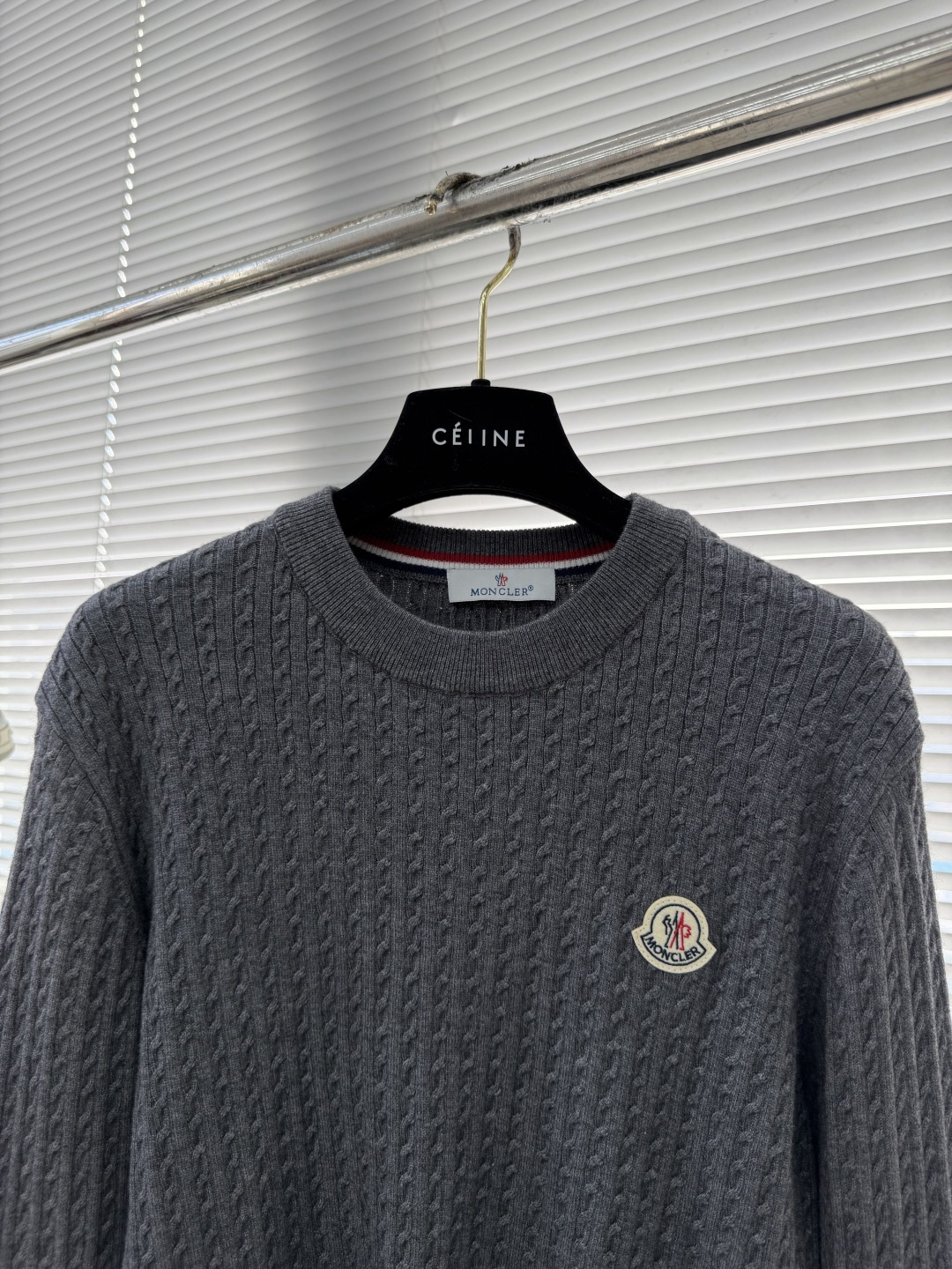 -mon 2025秋冬新款毛衣！优质混纺羊毛，简约而不简单。休闲圆领款式，日常搭配出街轻松搭配。做工精细