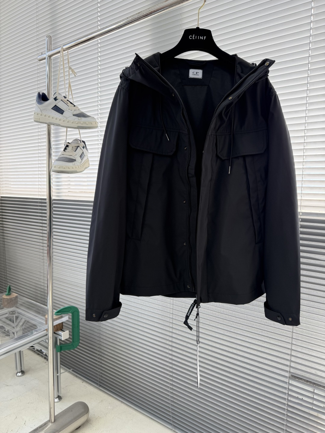 -CP 连帽夹克 尾单、官网新品。进口材质、做工细腻 、让沉闷的男士服看起来更富有运动的时尚感。不浮夸更