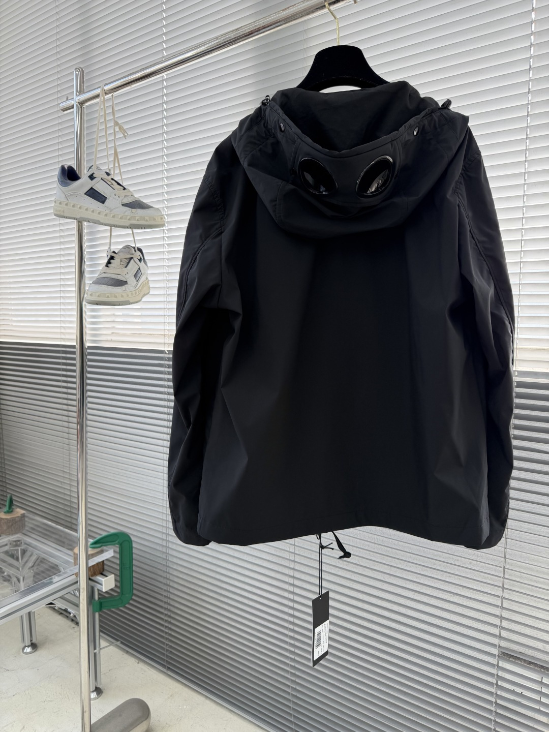 -CP 连帽夹克 尾单、官网新品。进口材质、做工细腻 、让沉闷的男士服看起来更富有运动的时尚感。不浮夸更