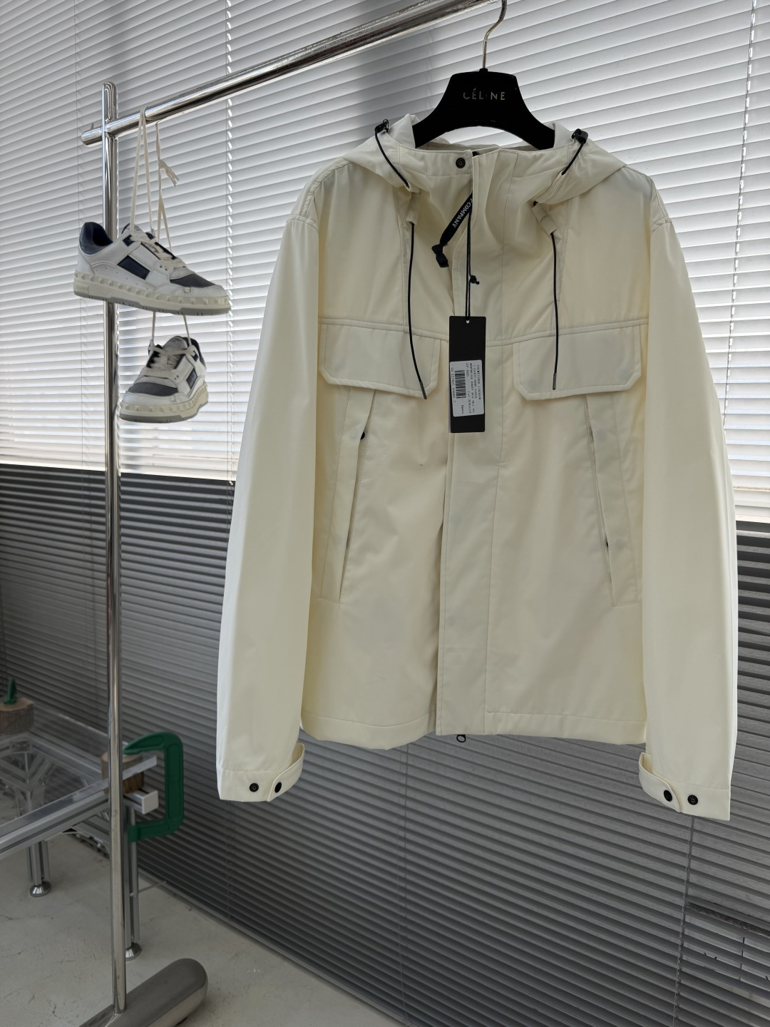 -CP 连帽夹克 尾单、官网新品。进口材质、做工细腻 、让沉闷的男士服看起来更富有运动的时尚感。不浮夸更