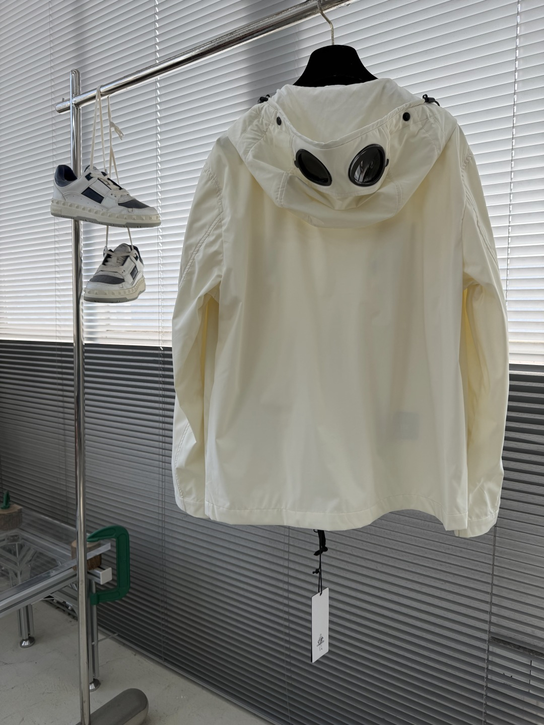 -CP 连帽夹克 尾单、官网新品。进口材质、做工细腻 、让沉闷的男士服看起来更富有运动的时尚感。不浮夸更