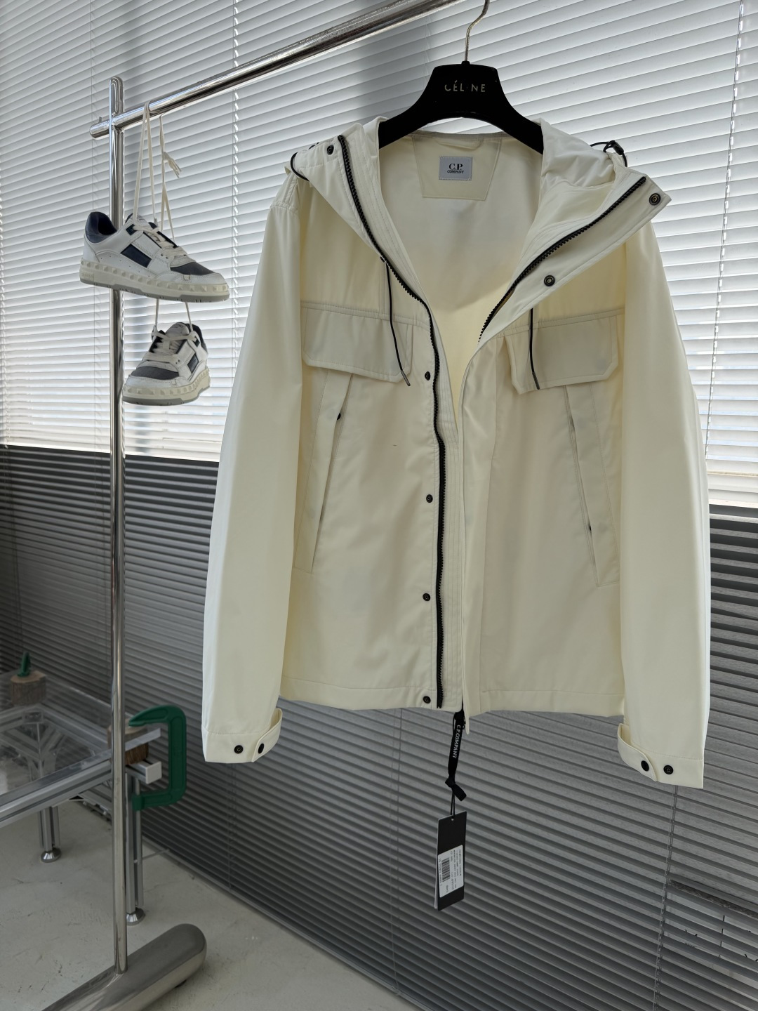 -CP 连帽夹克 尾单、官网新品。进口材质、做工细腻 、让沉闷的男士服看起来更富有运动的时尚感。不浮夸更