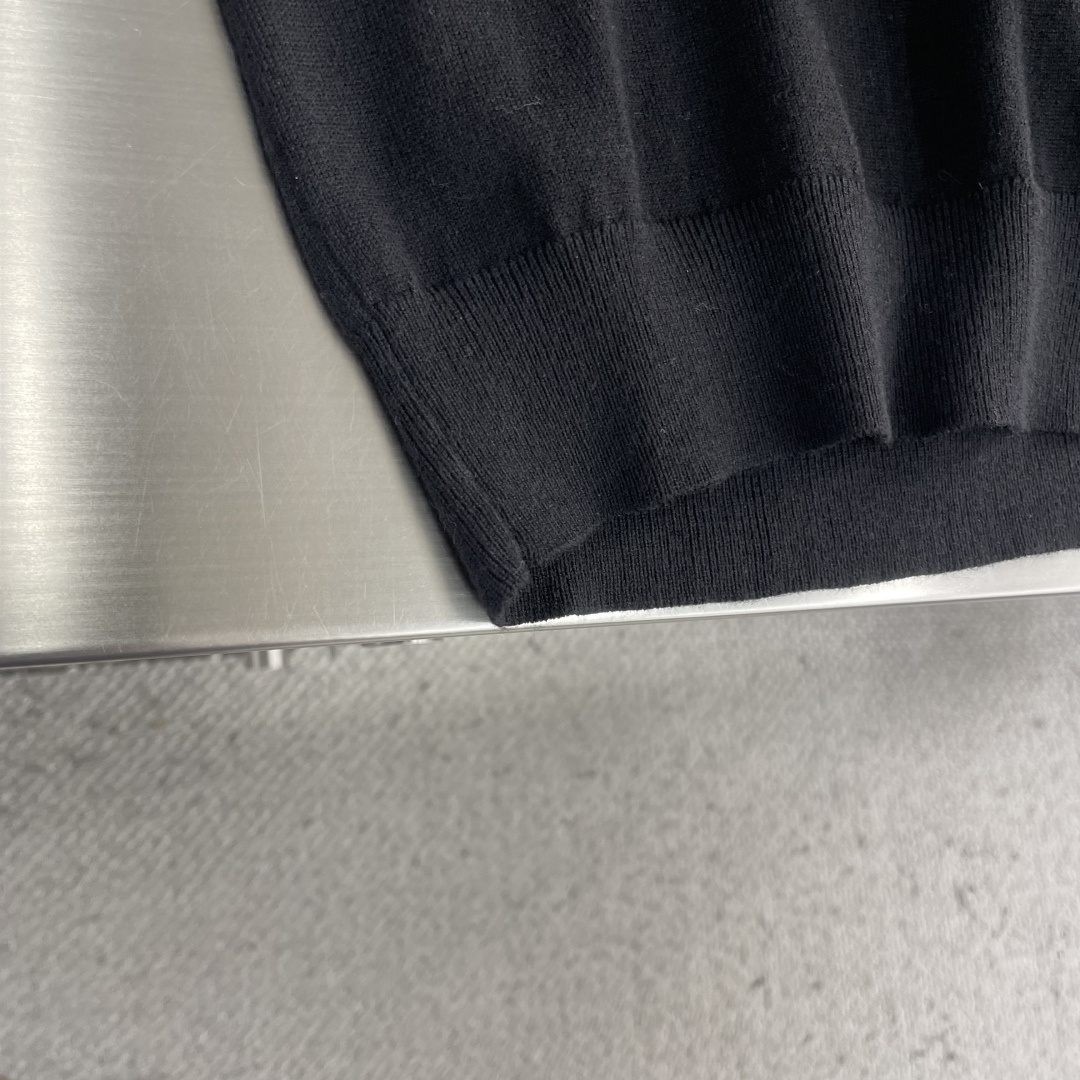 -GUCC 2025秋冬新款毛衣！优质混纺羊毛，简约而不简单。休闲款式，日常搭配出街轻松搭配。做工精细 