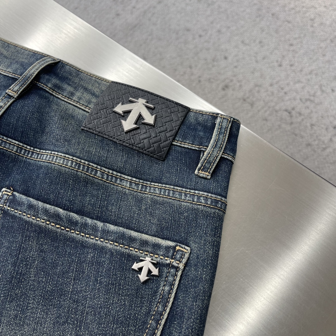 -迪桑特 新款来袭 2025秋冬新款休闲裤牛仔裤。磨毛内里！进口高密度纯棉加沙洗工艺舒适柔软亲肤，笔挺不