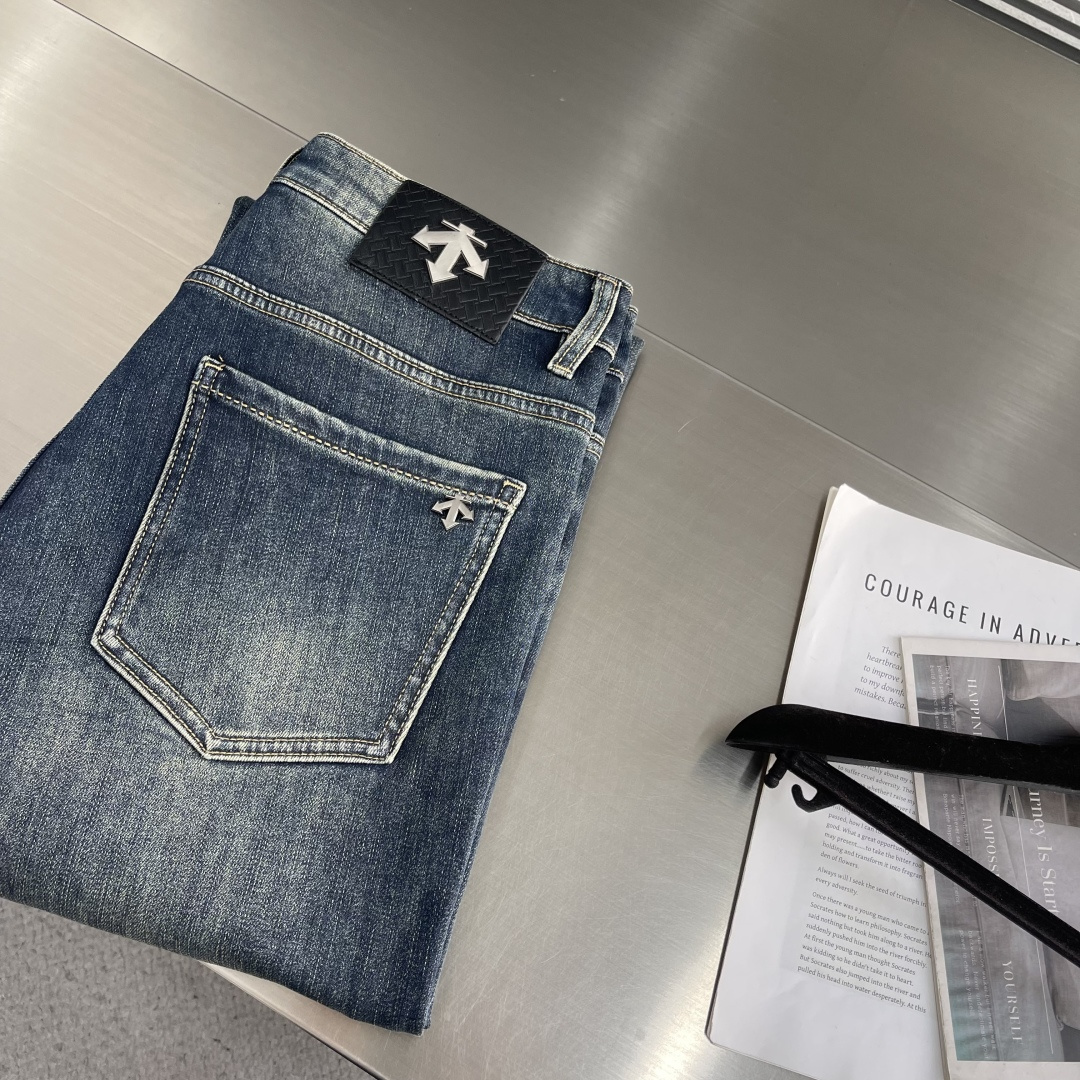 -迪桑特 新款来袭 2025秋冬新款休闲裤牛仔裤。磨毛内里！进口高密度纯棉加沙洗工艺舒适柔软亲肤，笔挺不