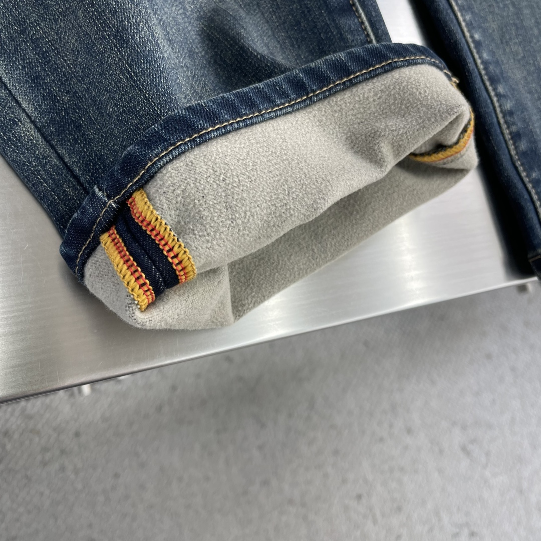 -迪桑特 新款来袭 2025秋冬新款休闲裤牛仔裤。磨毛内里！进口高密度纯棉加沙洗工艺舒适柔软亲肤，笔挺不