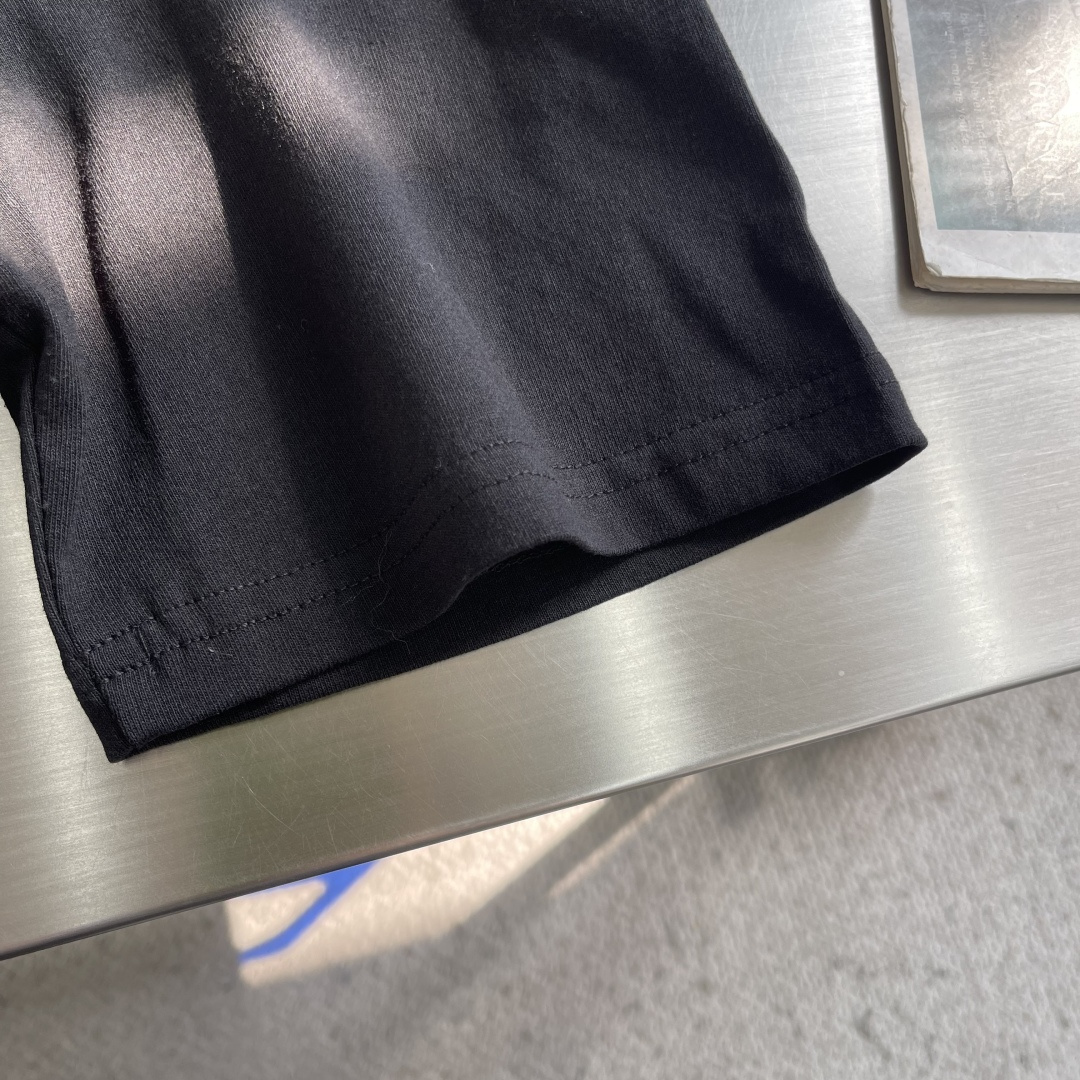 -GUCC 2026春夏新品，100％全棉300g面料，柔软亲肤，挺阔有垂坠感。四线密边做工精细，前幅数
