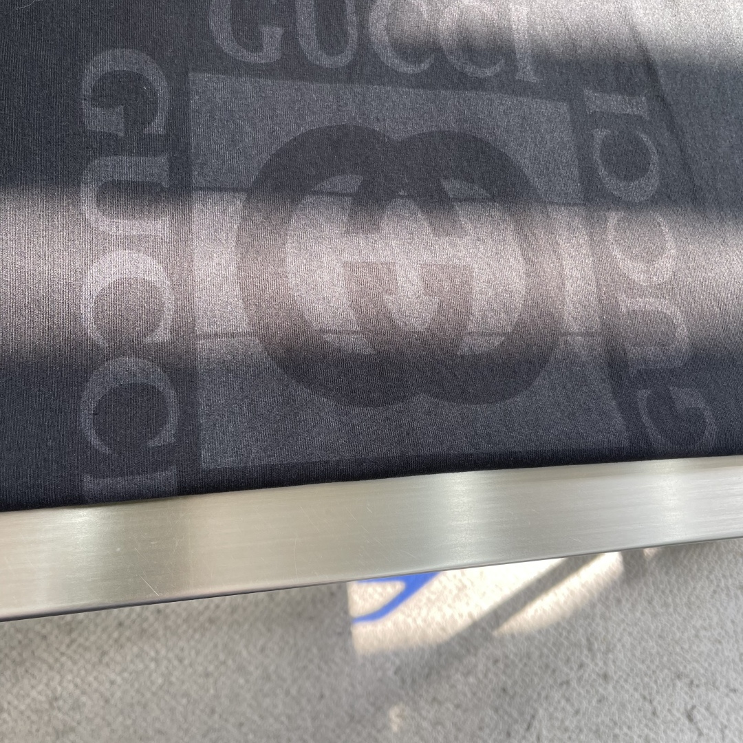 -GUCC 2026春夏新品，100％全棉300g面料，柔软亲肤，挺阔有垂坠感。四线密边做工精细，前幅数