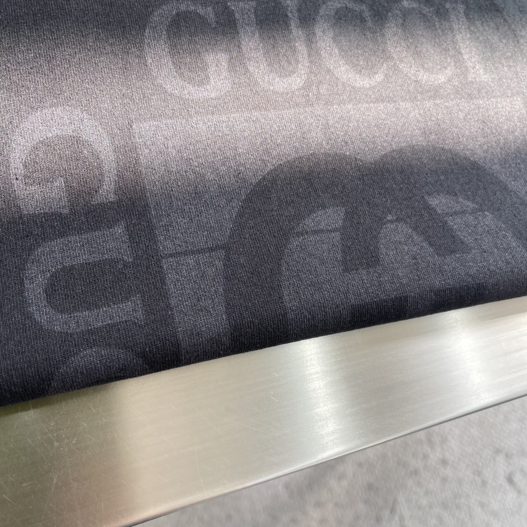 -GUCC 2026春夏新品，100％全棉300g面料，柔软亲肤，挺阔有垂坠感。四线密边做工精细，前幅数
