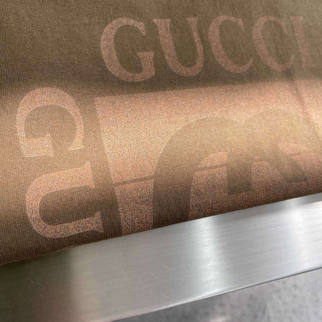 -GUCC 2026春夏新品，100％全棉300g面料，柔软亲肤，挺阔有垂坠感。四线密边做工精细，前幅数