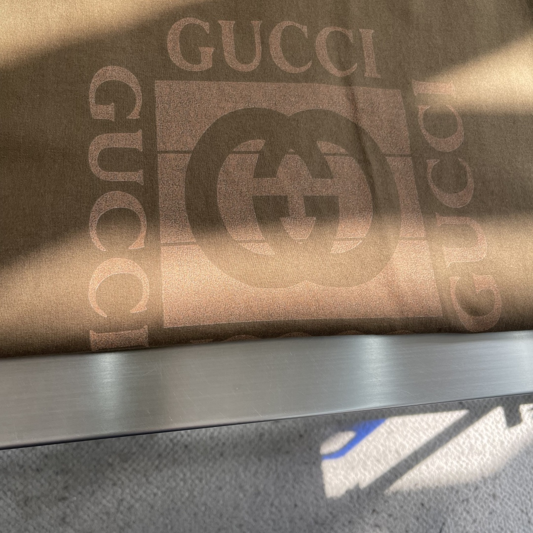 -GUCC 2026春夏新品，100％全棉300g面料，柔软亲肤，挺阔有垂坠感。四线密边做工精细，前幅数
