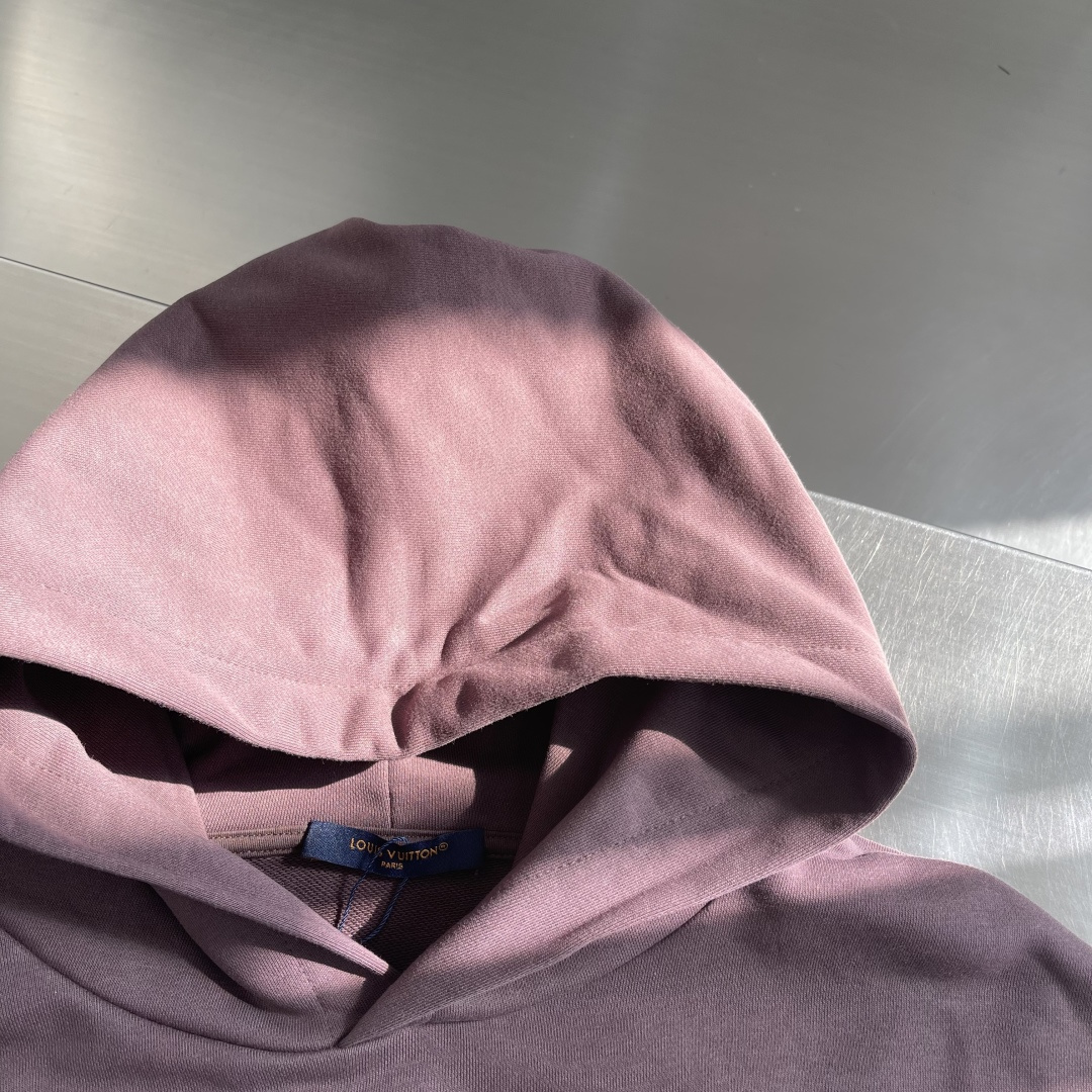 -驴牌 串珠刺绣连帽卫衣精选高品质纯棉面料制成，确保穿着舒适透气且挺括有型。胸前饰有品牌标志性的珠饰刺绣