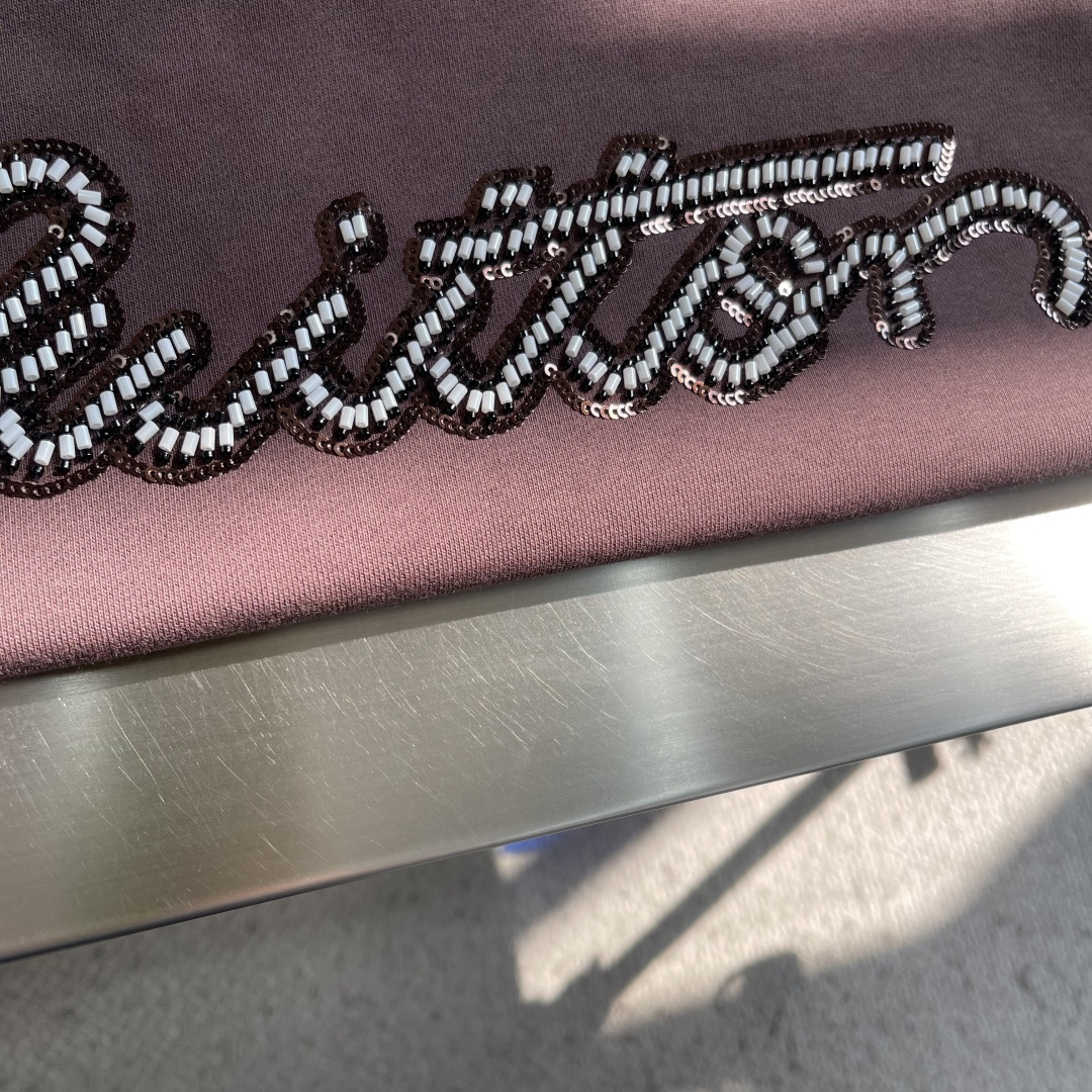 -驴牌 串珠刺绣连帽卫衣精选高品质纯棉面料制成，确保穿着舒适透气且挺括有型。胸前饰有品牌标志性的珠饰刺绣