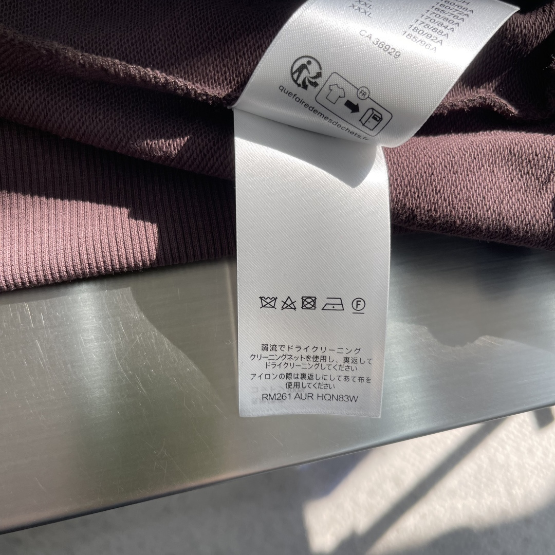 -驴牌 串珠刺绣连帽卫衣精选高品质纯棉面料制成，确保穿着舒适透气且挺括有型。胸前饰有品牌标志性的珠饰刺绣