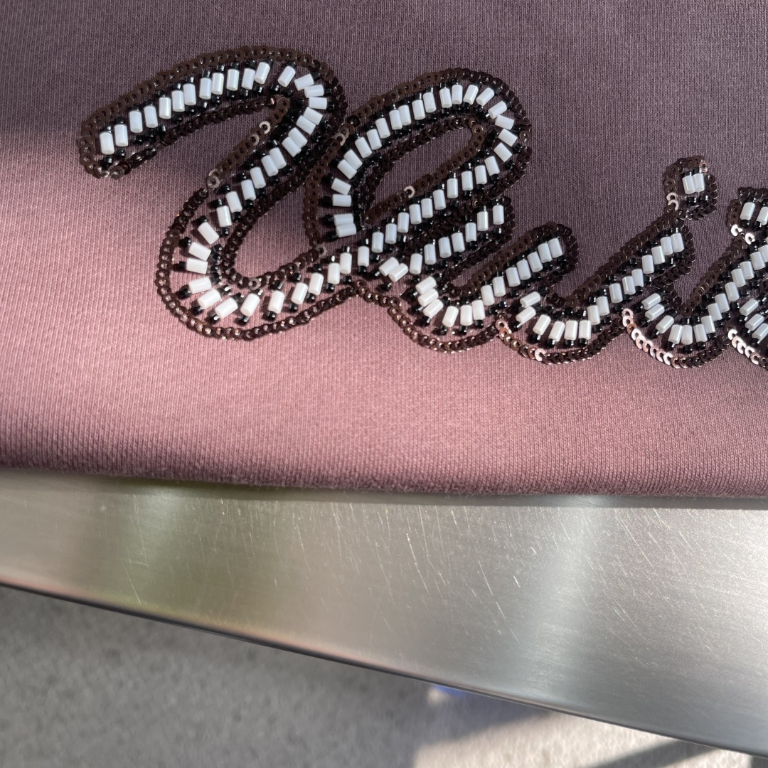 -驴牌 串珠刺绣连帽卫衣精选高品质纯棉面料制成，确保穿着舒适透气且挺括有型。胸前饰有品牌标志性的珠饰刺绣