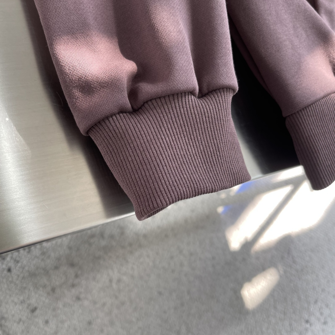 -驴牌 串珠刺绣连帽卫衣精选高品质纯棉面料制成，确保穿着舒适透气且挺括有型。胸前饰有品牌标志性的珠饰刺绣