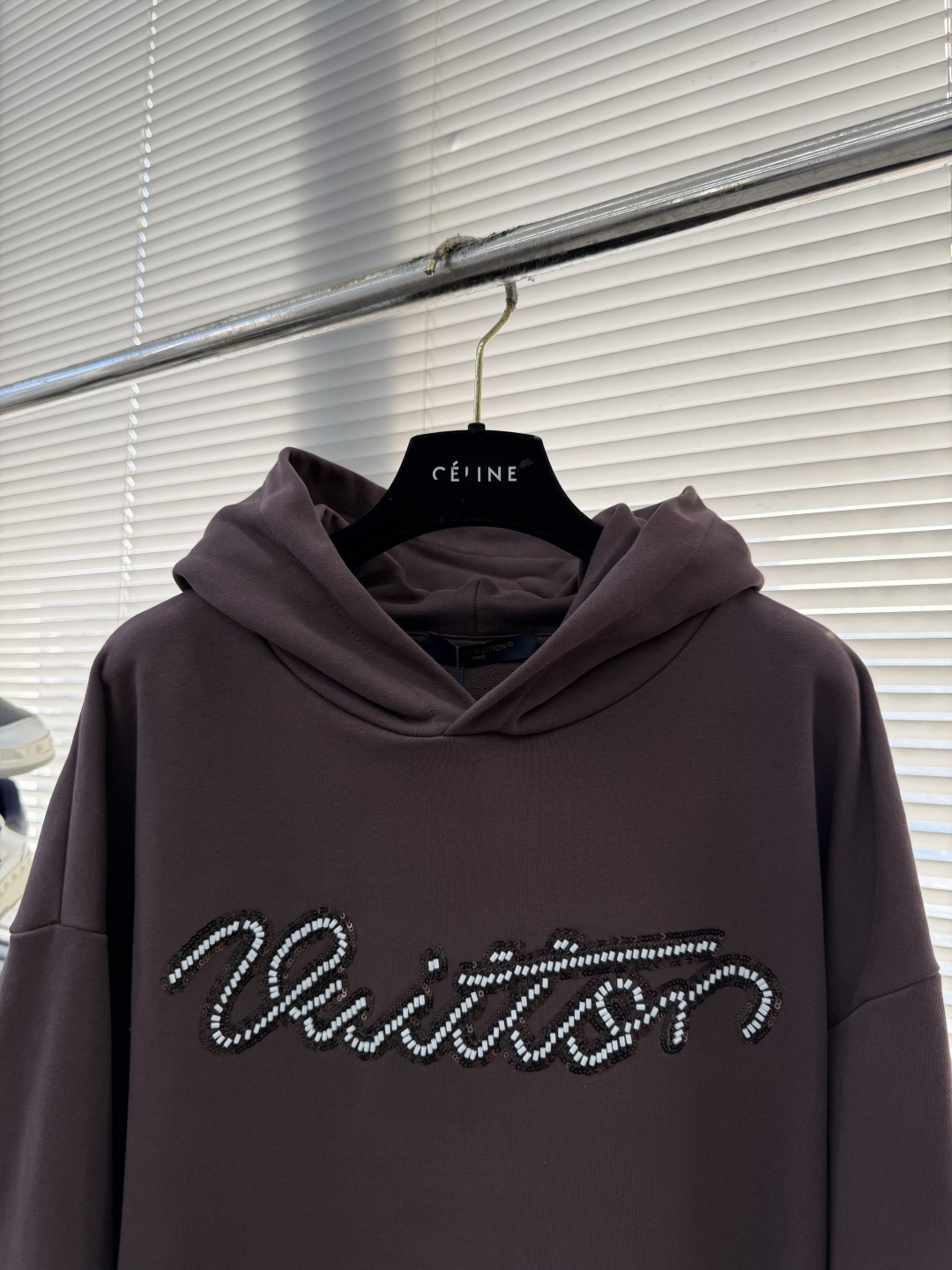 -驴牌 串珠刺绣连帽卫衣精选高品质纯棉面料制成，确保穿着舒适透气且挺括有型。胸前饰有品牌标志性的珠饰刺绣