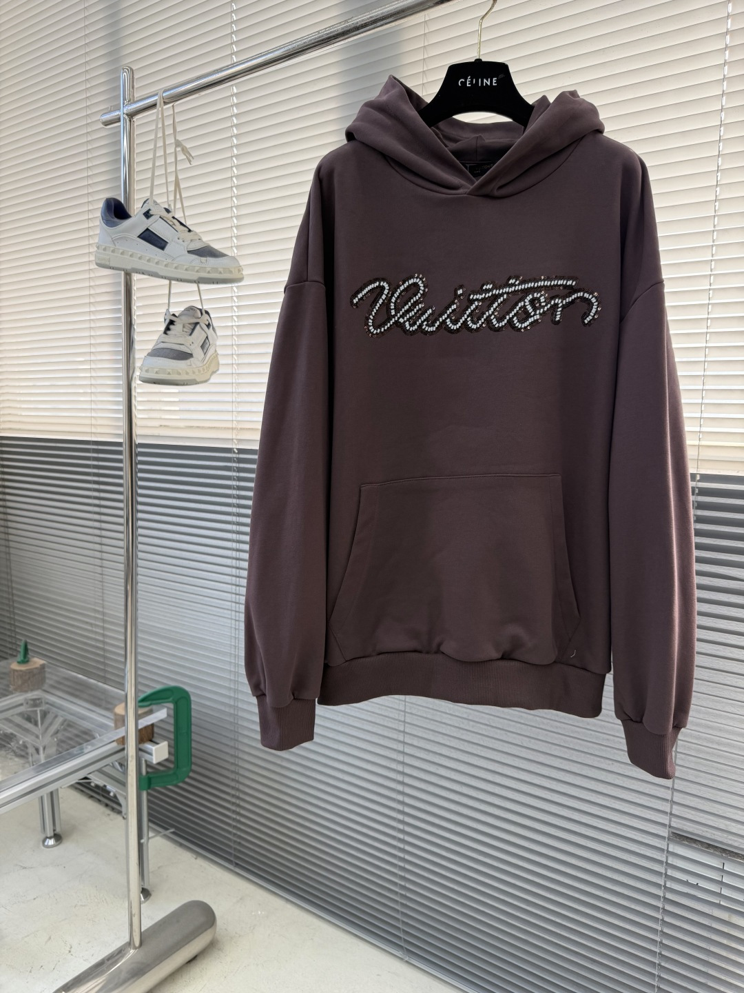 -驴牌 串珠刺绣连帽卫衣精选高品质纯棉面料制成，确保穿着舒适透气且挺括有型。胸前饰有品牌标志性的珠饰刺绣