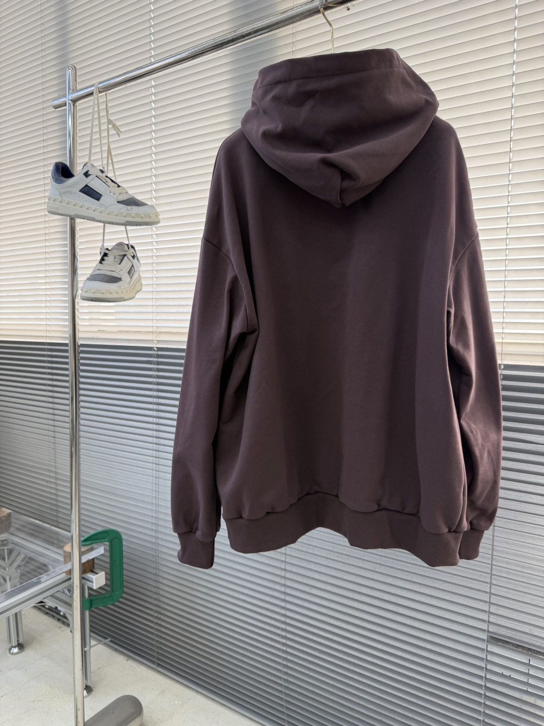 -驴牌 串珠刺绣连帽卫衣精选高品质纯棉面料制成，确保穿着舒适透气且挺括有型。胸前饰有品牌标志性的珠饰刺绣