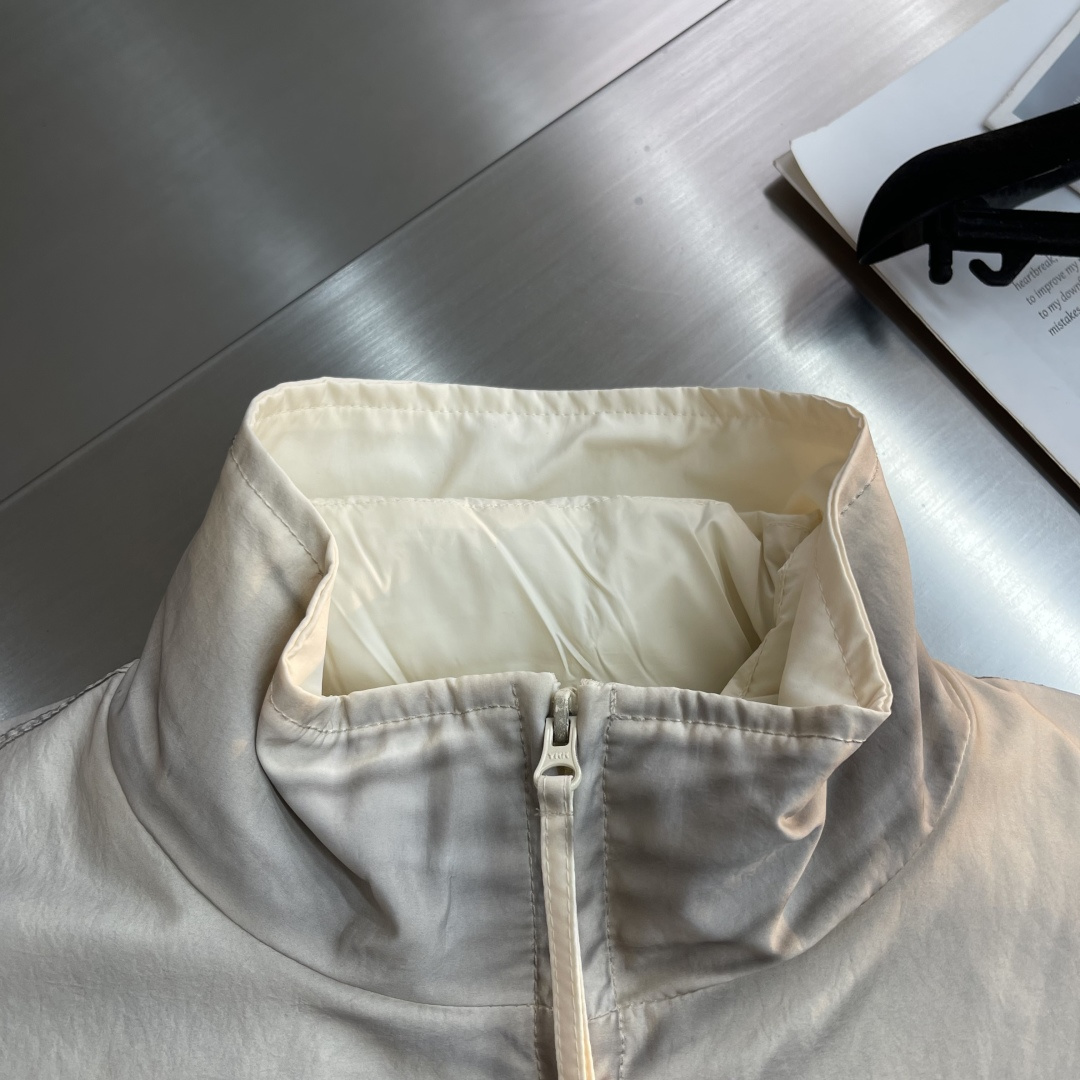 -Acne 2025秋冬系列外套系列尺码: M-3XL 微阔版型面料成份：100%聚酯纤维 内胆填充：9