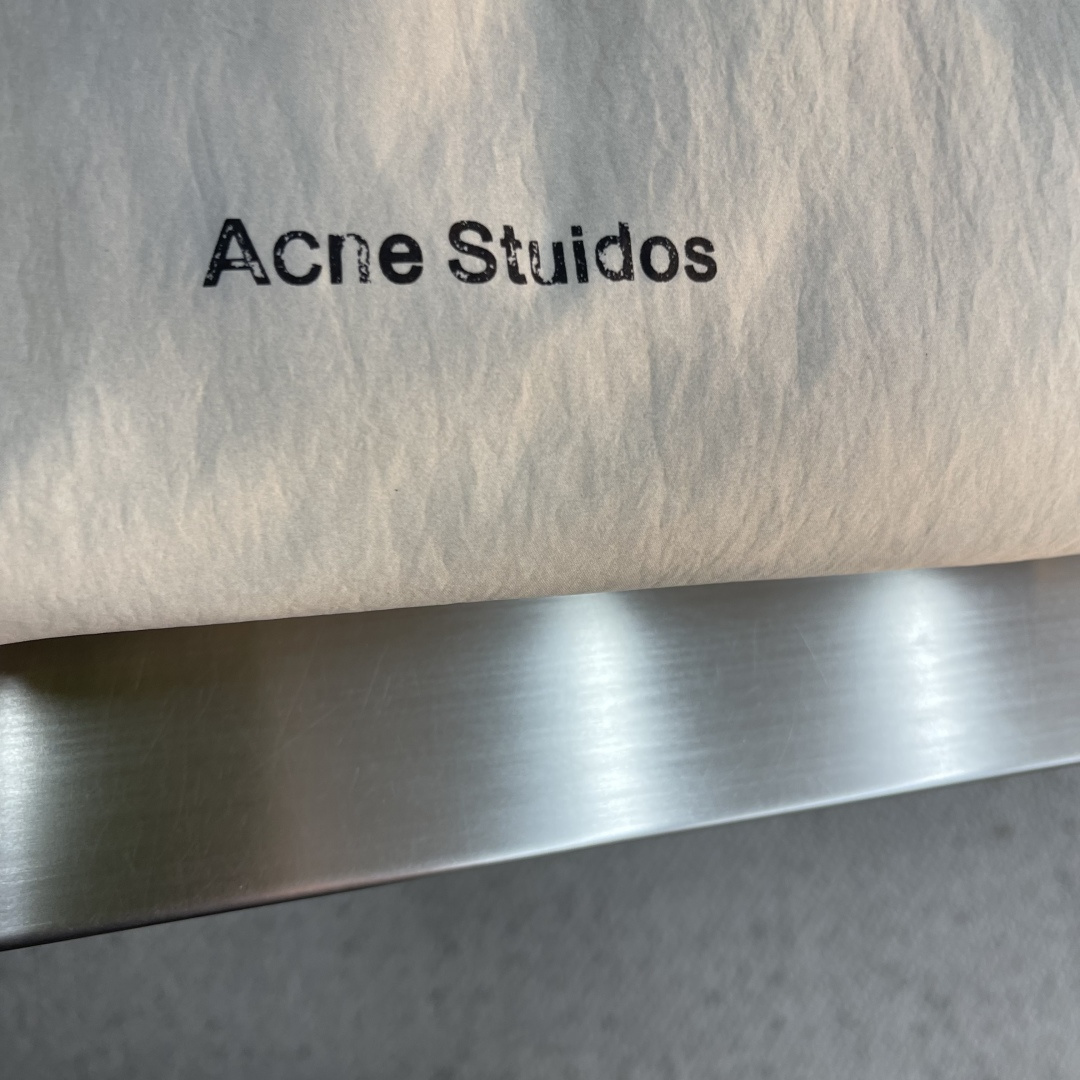 -Acne 2025秋冬系列外套系列尺码: M-3XL 微阔版型面料成份：100%聚酯纤维 内胆填充：9