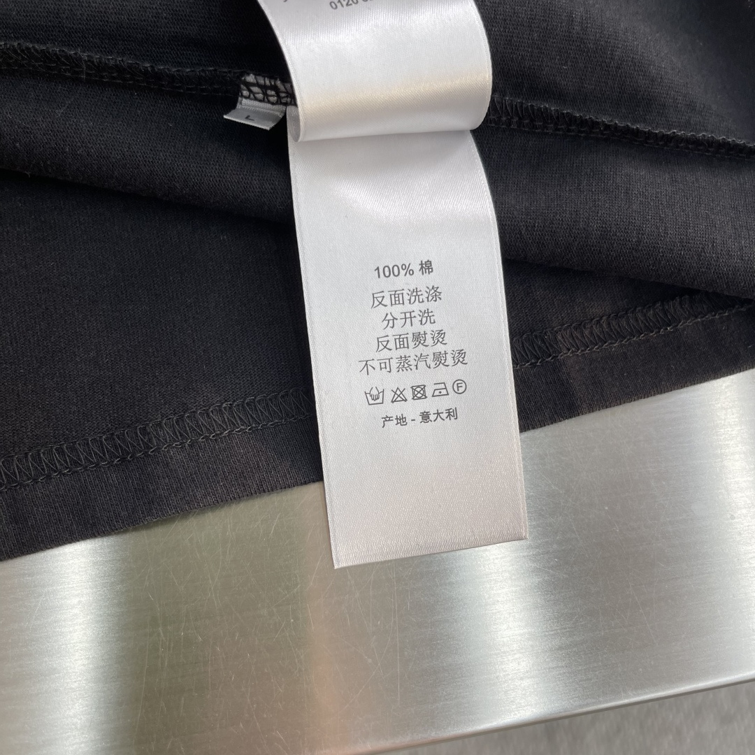 -Dio 2026春夏新品，100％全棉300g面料，柔软亲肤，挺阔有垂坠感。四线密边做工精细，前幅案l