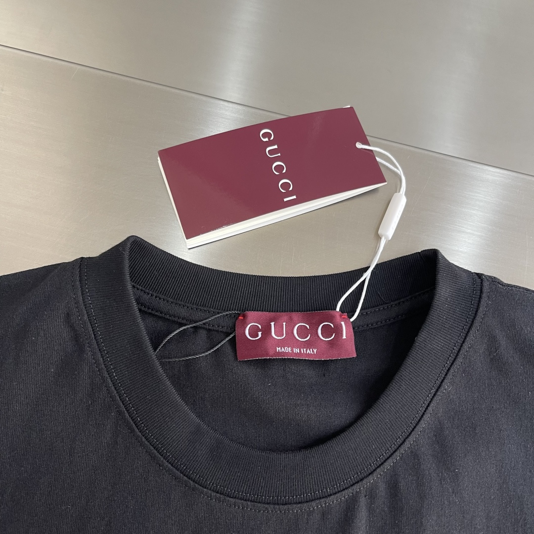 -GUCC 2026春夏新品，100％全棉300g面料，柔软亲肤，挺阔有垂坠感。四线密边做工精细，前幅案