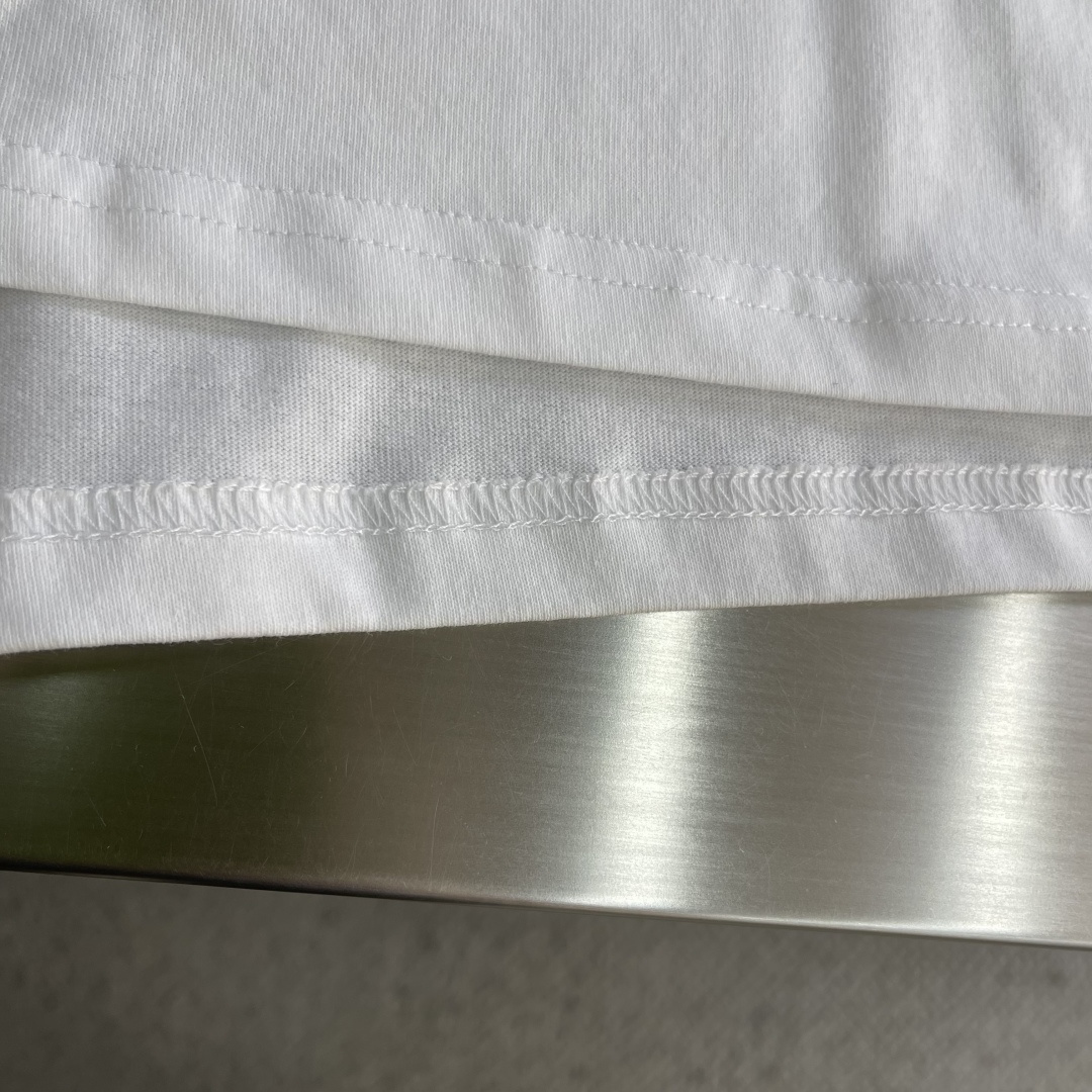 -GUCC 2026春夏新品，100％全棉300g面料，柔软亲肤，挺阔有垂坠感。四线密边做工精细，前幅案