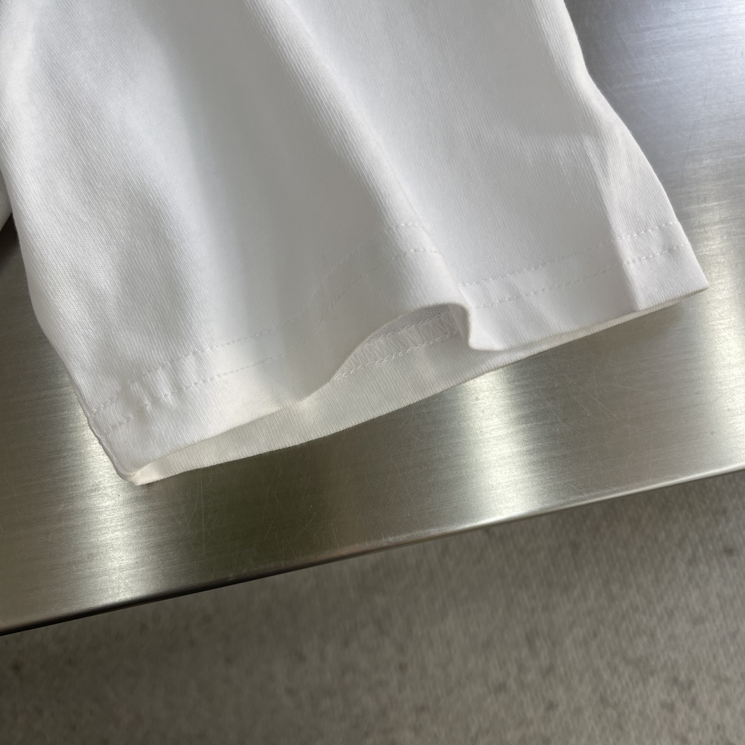 -GUCC 2026春夏新品，100％全棉300g面料，柔软亲肤，挺阔有垂坠感。四线密边做工精细，前幅案