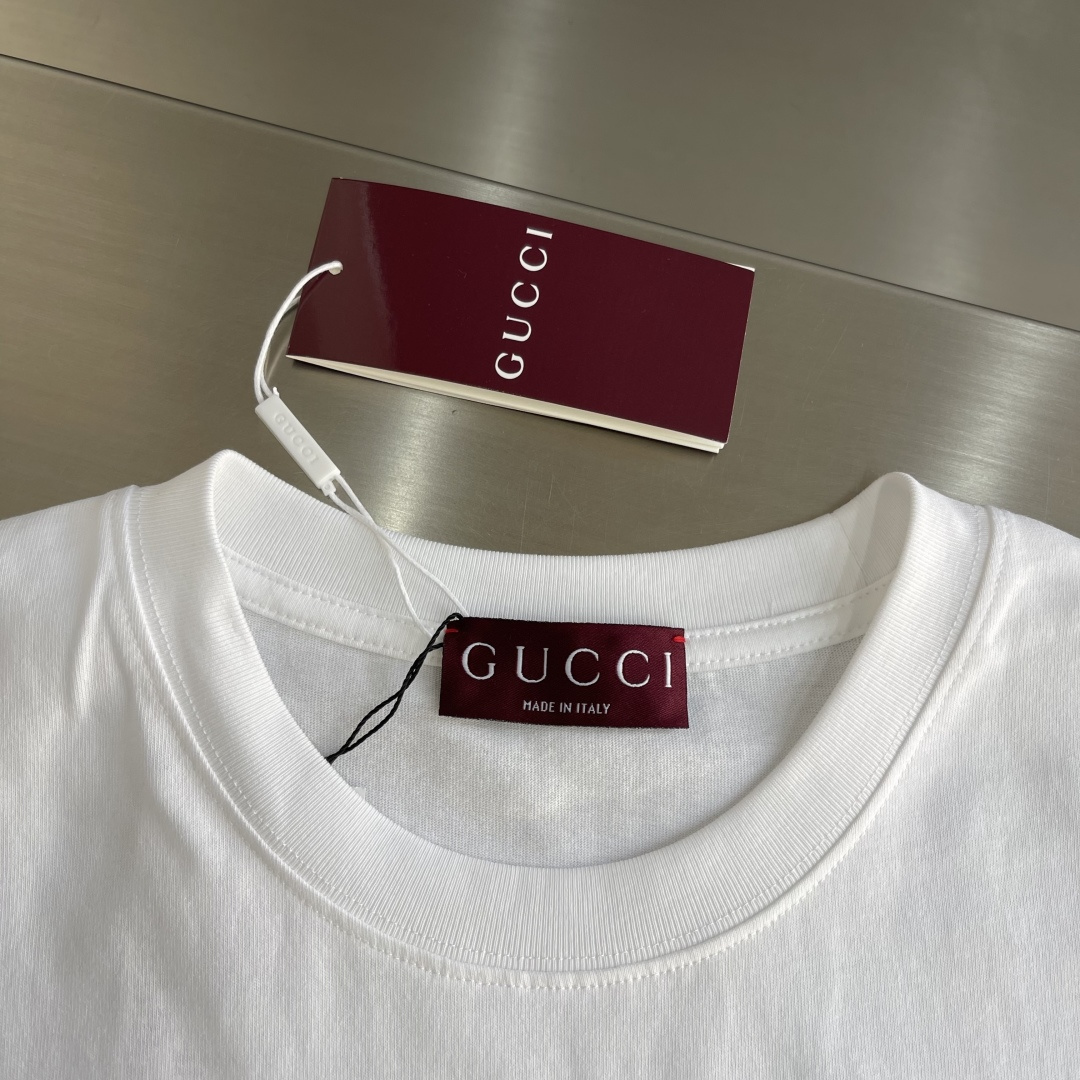 -GUCC 2026春夏新品，100％全棉300g面料，柔软亲肤，挺阔有垂坠感。四线密边做工精细，前幅案