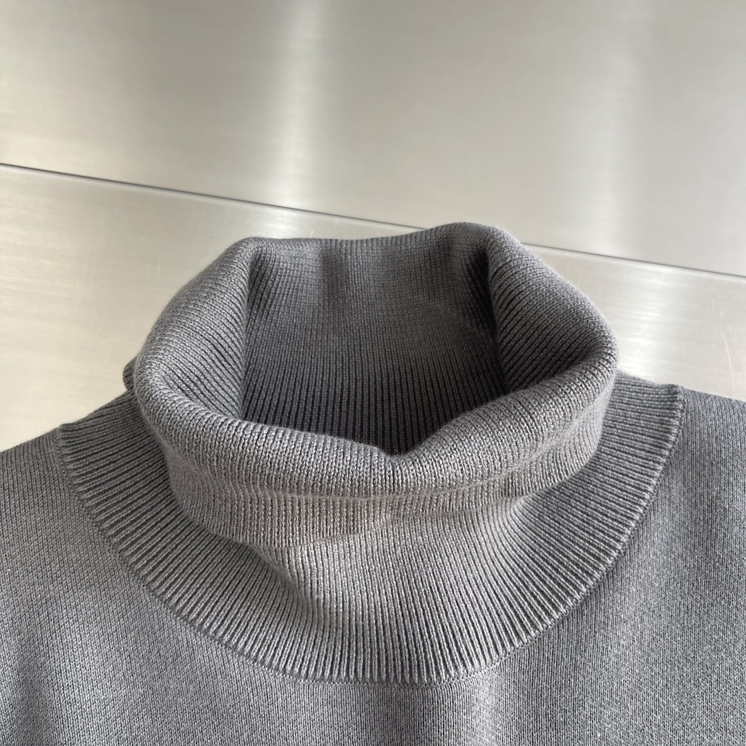 -PRAD 25秋冬季新品-男士羊毛针织高领套头衫简约三间标设计，上身就是气质满满，打造时髦出众的精致感