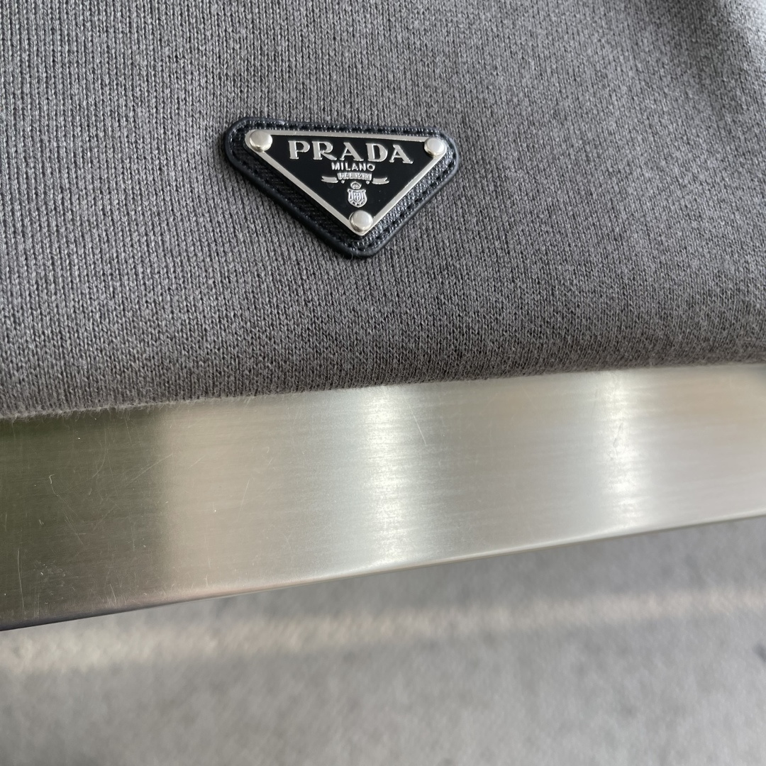 -PRAD 25秋冬季新品-男士羊毛针织高领套头衫简约三间标设计，上身就是气质满满，打造时髦出众的精致感