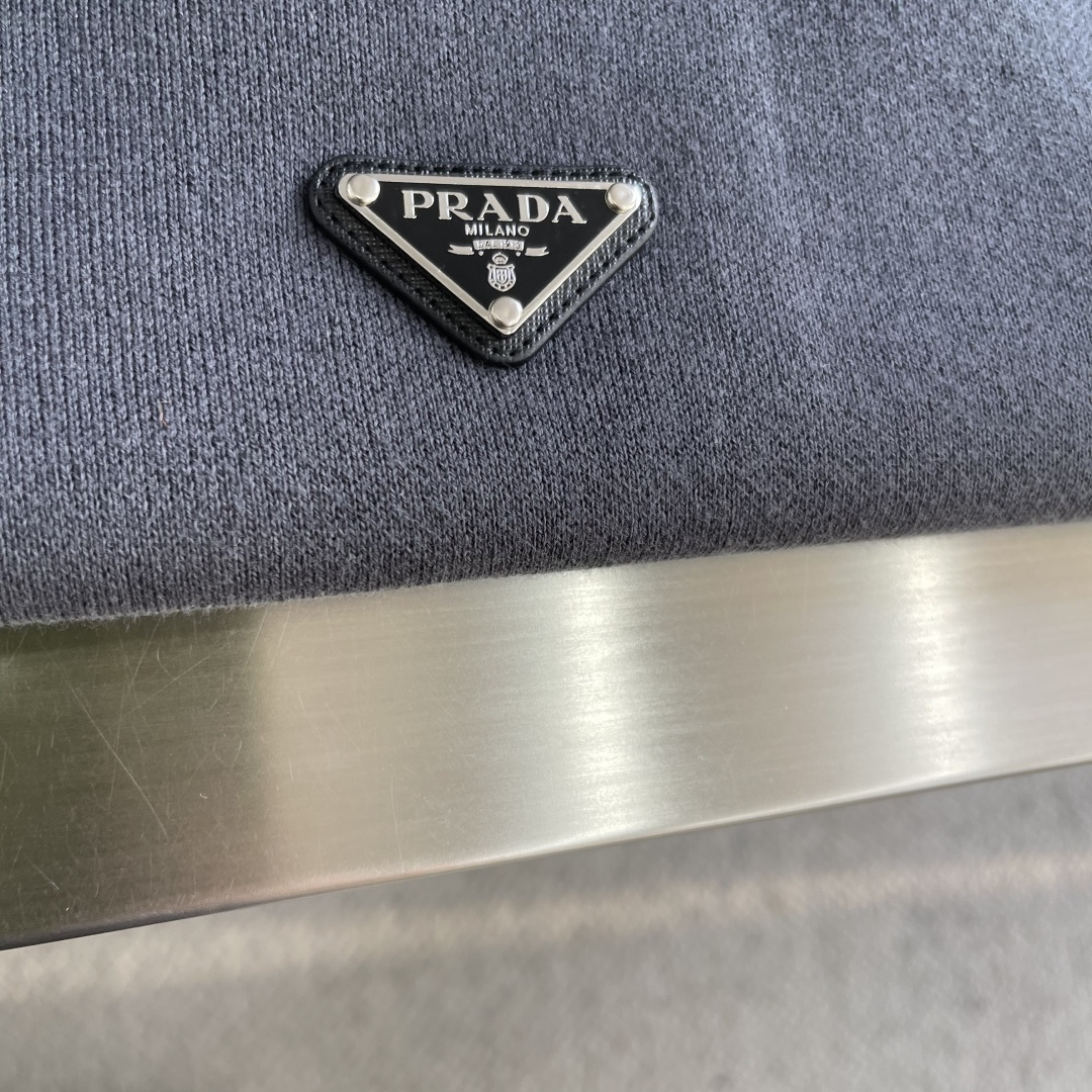 -PRAD 25秋冬季新品-男士羊毛针织高领套头衫简约三间标设计，上身就是气质满满，打造时髦出众的精致感