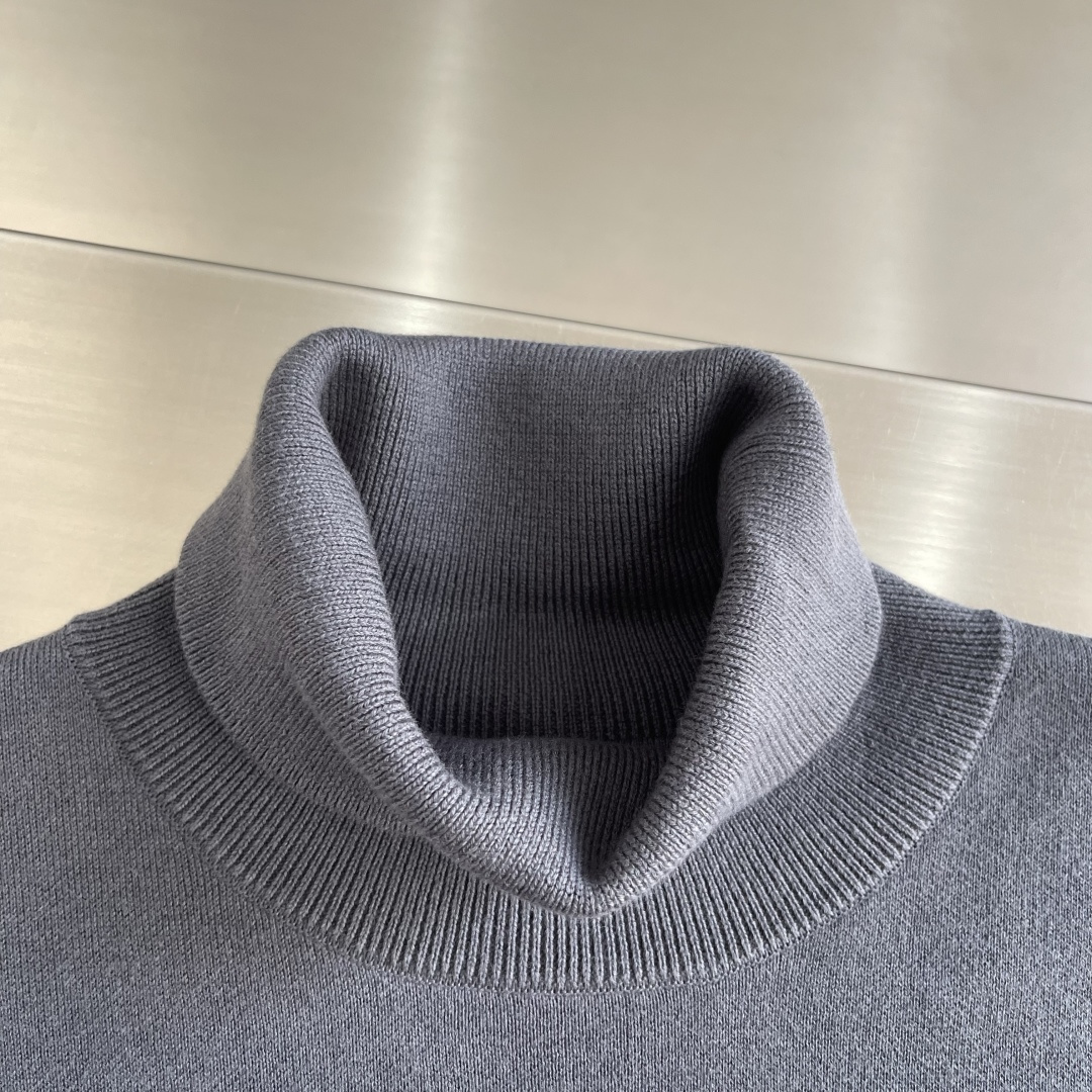 -PRAD 25秋冬季新品-男士羊毛针织高领套头衫简约三间标设计，上身就是气质满满，打造时髦出众的精致感