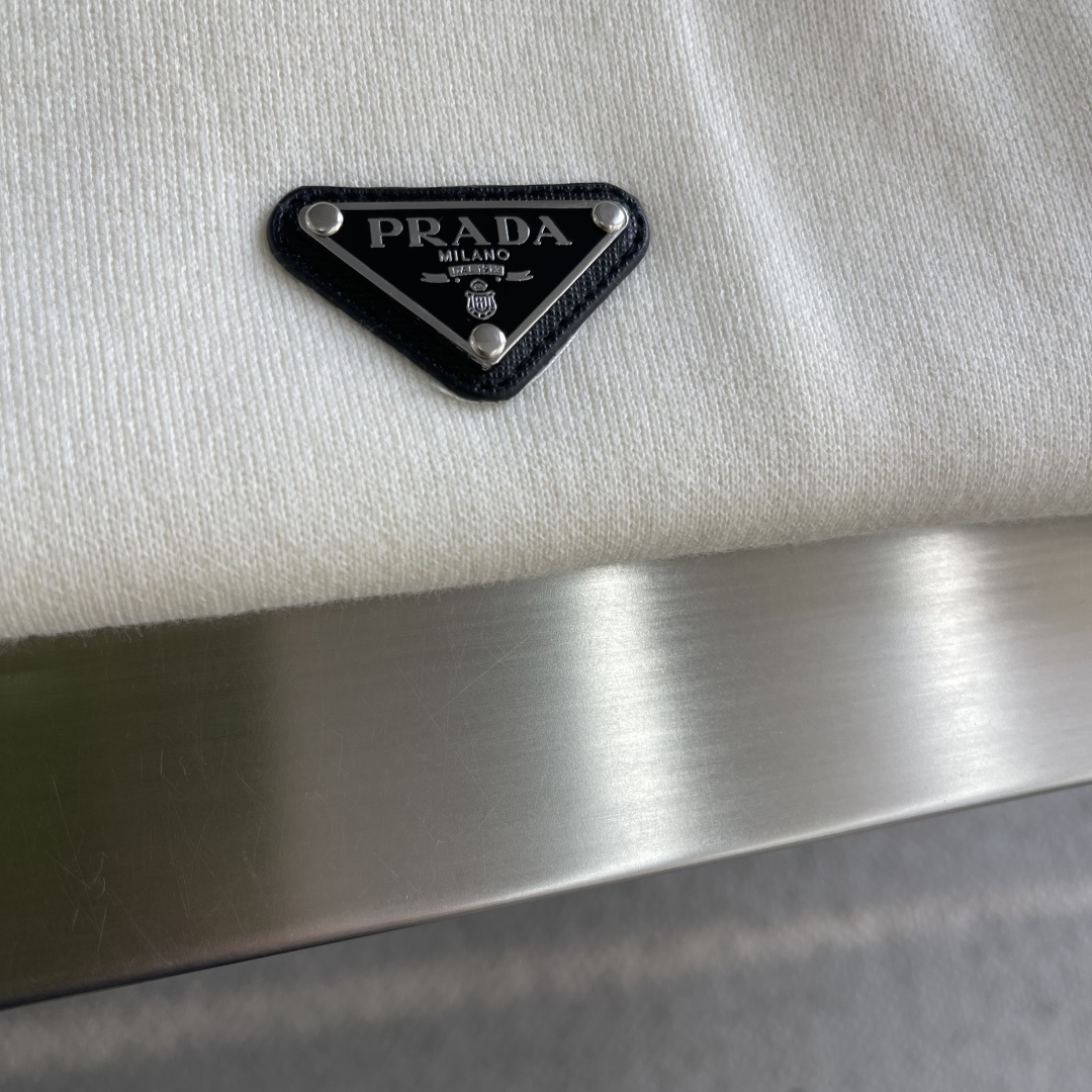 -PRAD 25秋冬季新品-男士羊毛针织高领套头衫简约三间标设计，上身就是气质满满，打造时髦出众的精致感