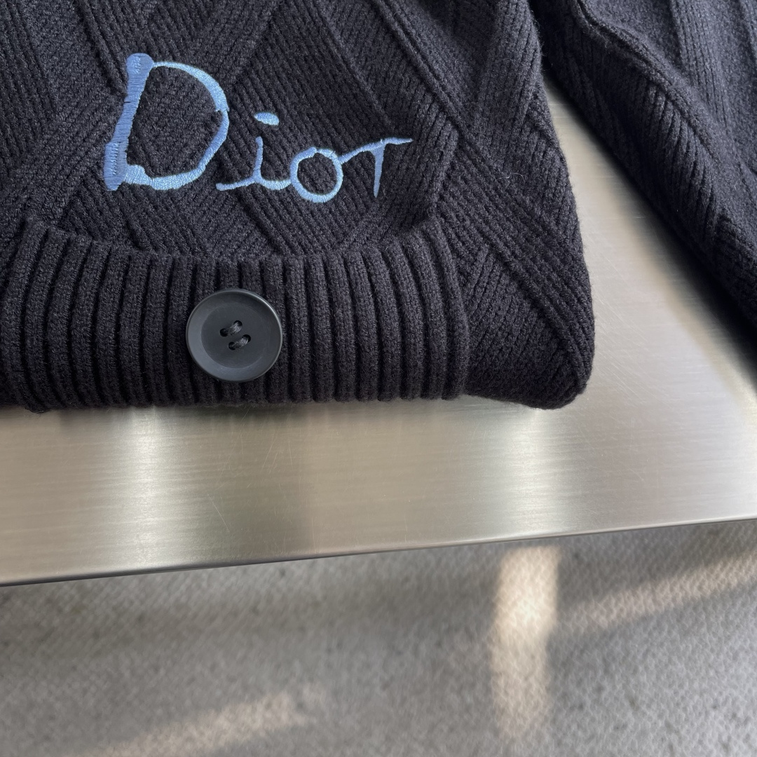 -Dio 爆款 2025秋冬都市风十足 加厚款开衫毛衣。 采用进口羊毛混纺面料 柔软细腻 男人的衣柜都少