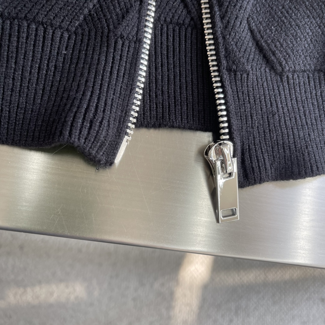 -Dio 爆款 2025秋冬都市风十足 加厚款开衫毛衣。 采用进口羊毛混纺面料 柔软细腻 男人的衣柜都少